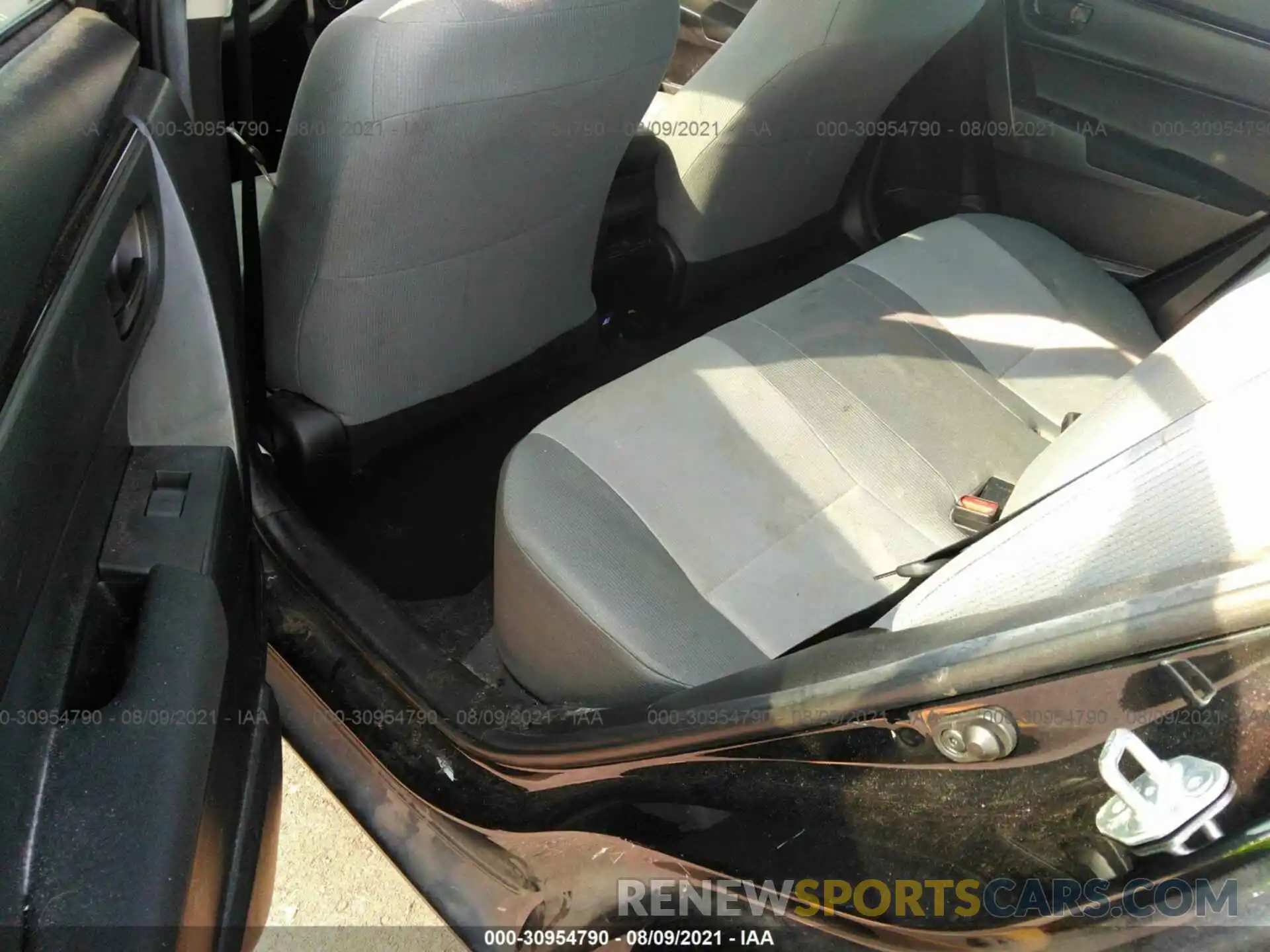 8 Photograph of a damaged car 5YFBURHE6KP949465 TOYOTA COROLLA 2019