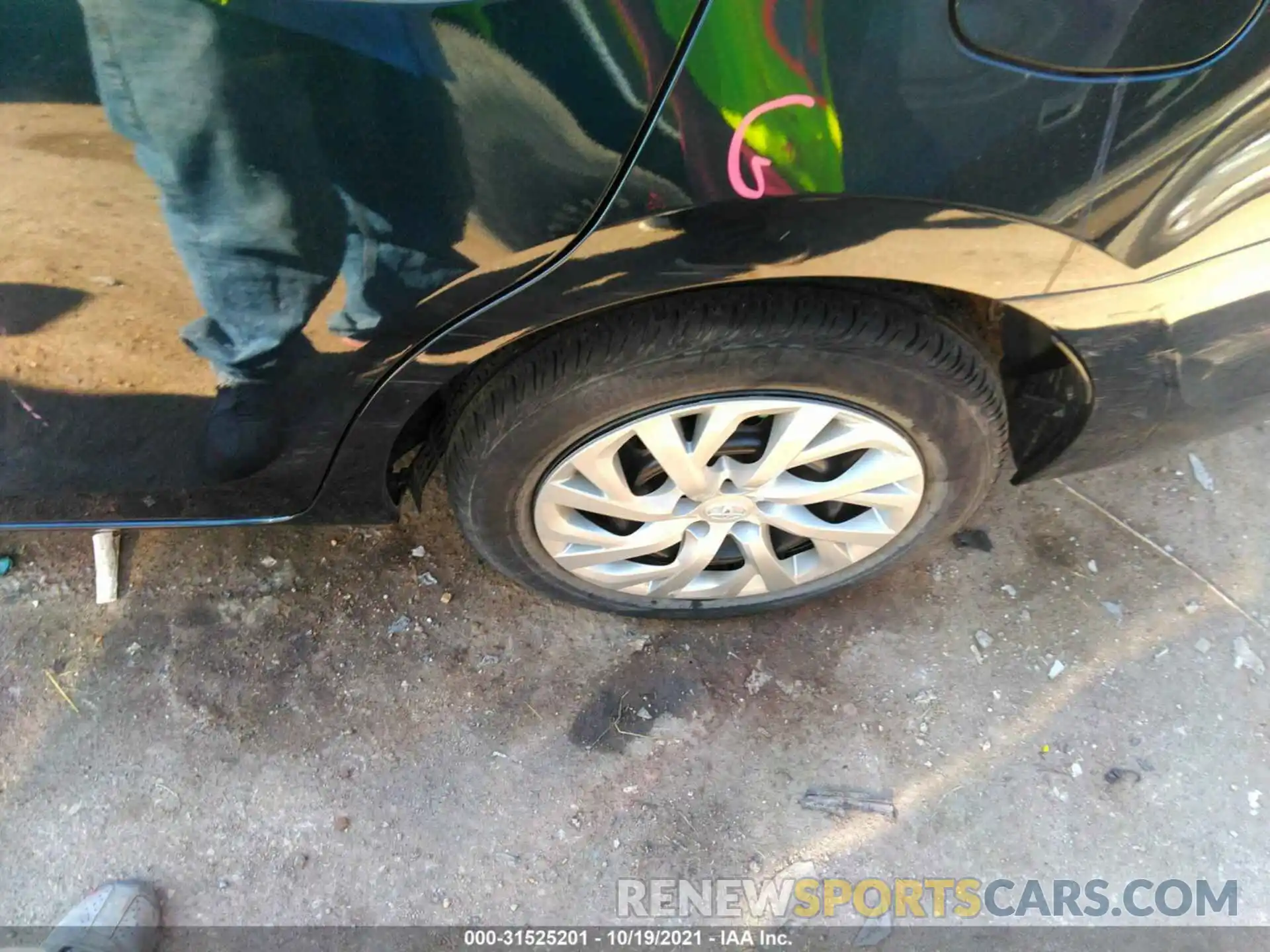 13 Photograph of a damaged car 5YFBURHE9KP924477 TOYOTA COROLLA 2019