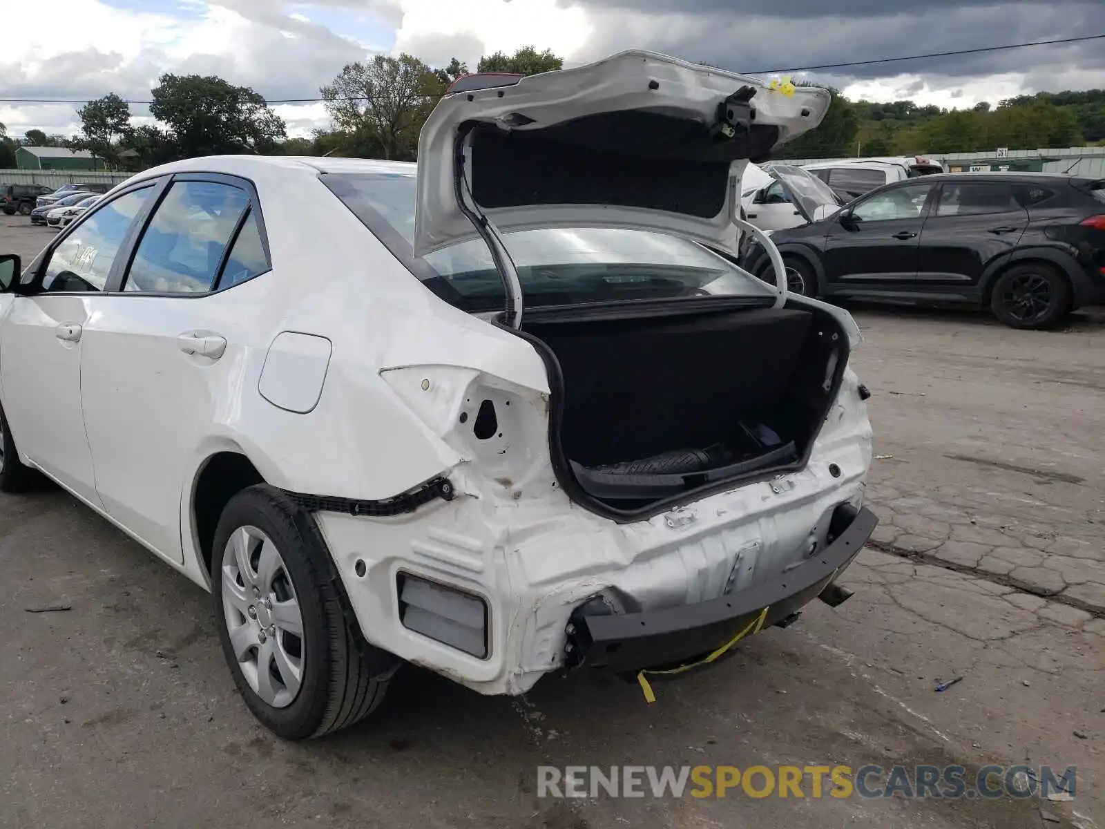 9 Photograph of a damaged car 5YFBURHE9KP932899 TOYOTA COROLLA 2019