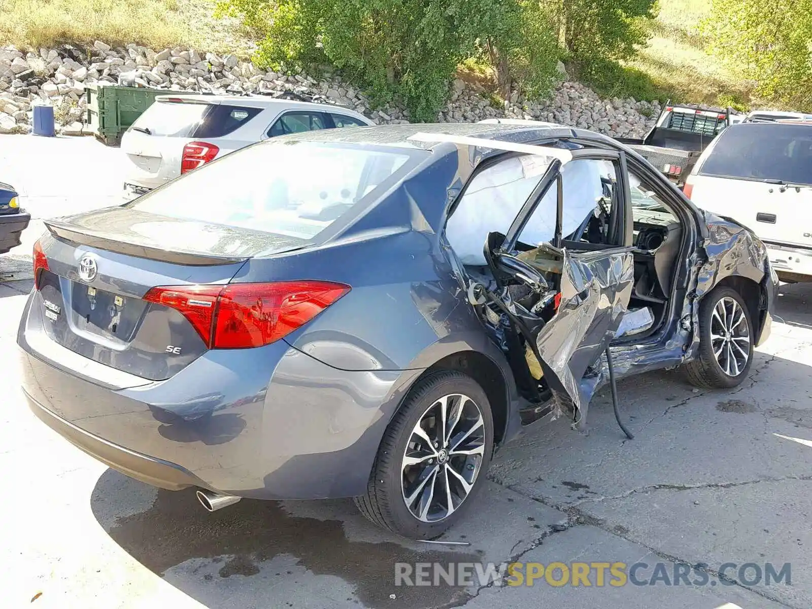 4 Photograph of a damaged car 5YFBURHEXKP858232 TOYOTA COROLLA 2019