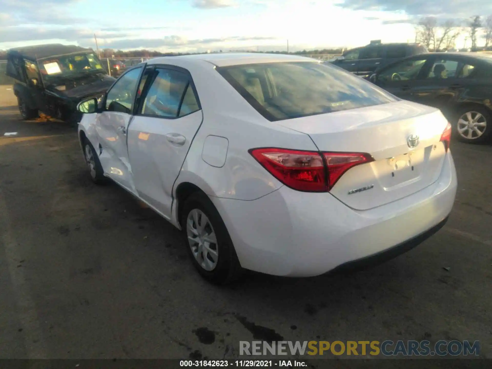 3 Photograph of a damaged car 5YFBURHEXKP861261 TOYOTA COROLLA 2019