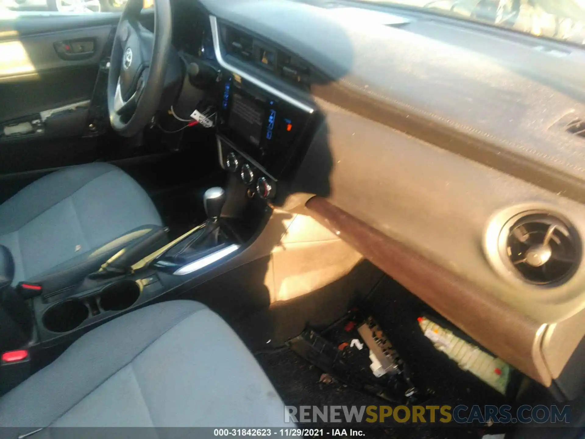 5 Photograph of a damaged car 5YFBURHEXKP861261 TOYOTA COROLLA 2019