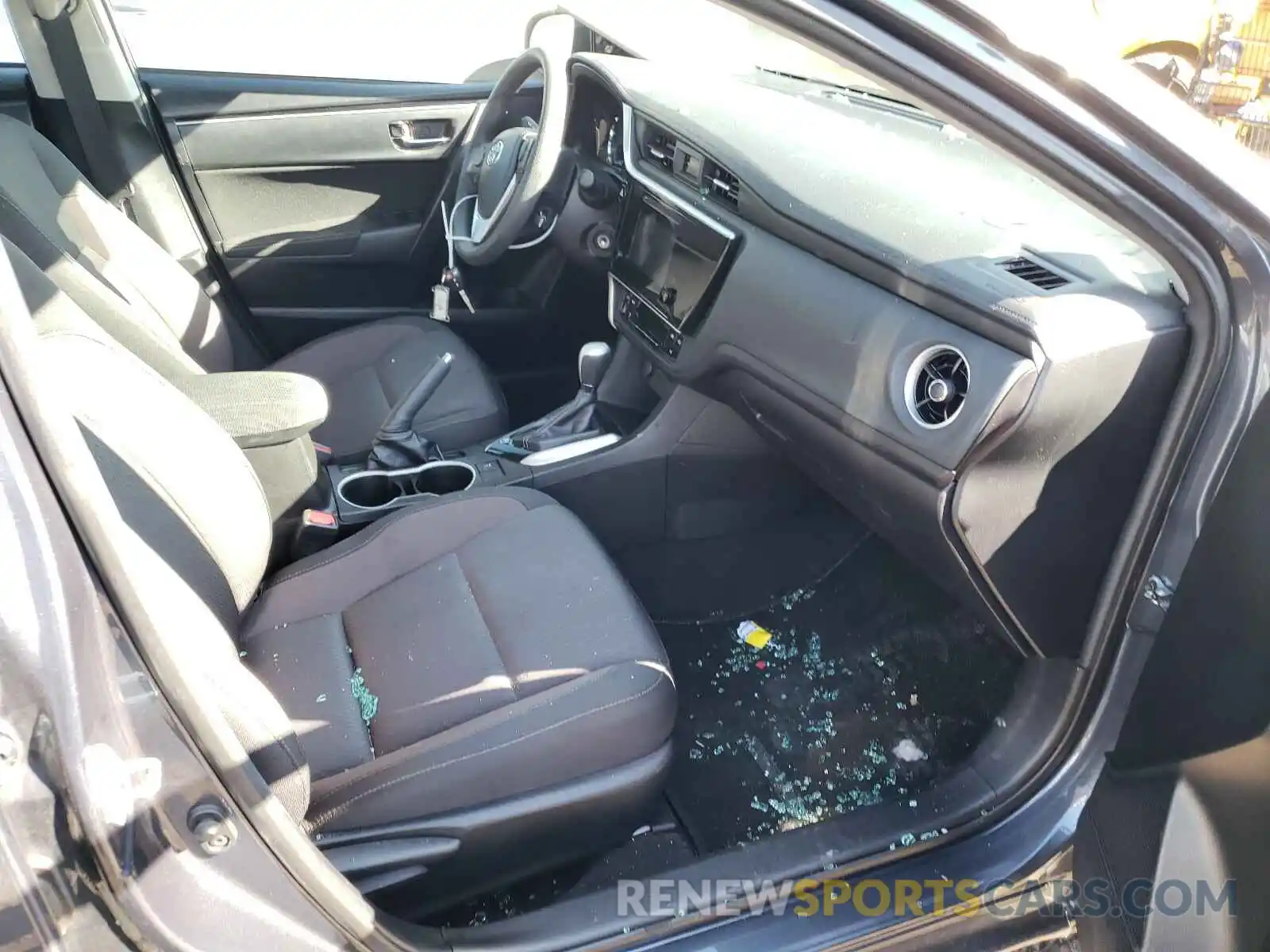 5 Photograph of a damaged car 5YFBURHEXKP884782 TOYOTA COROLLA 2019