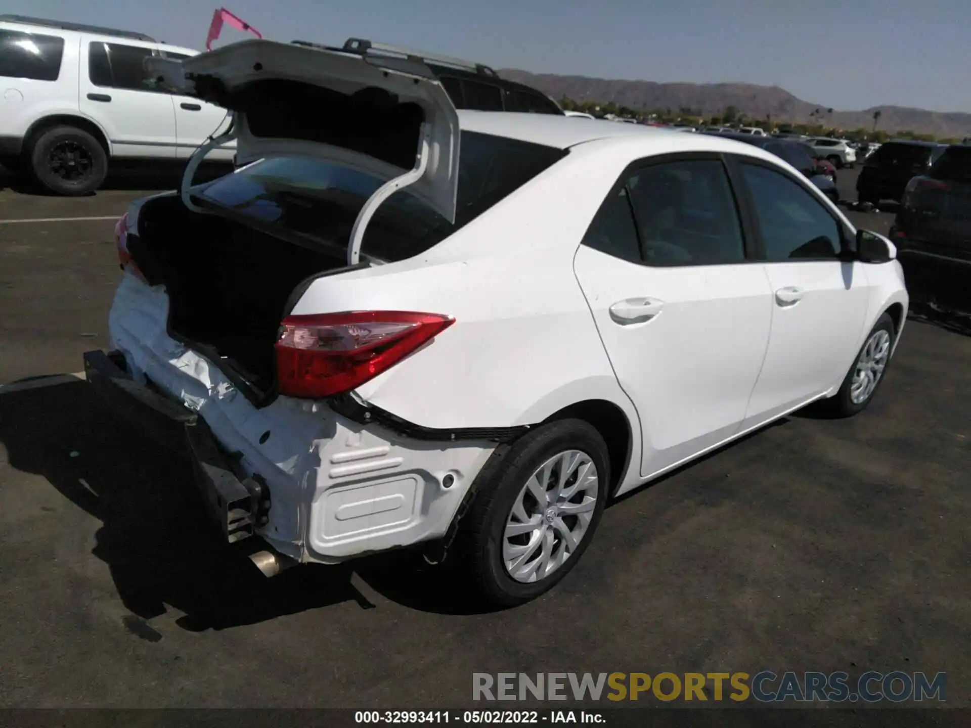 4 Photograph of a damaged car 5YFBURHEXKP895104 TOYOTA COROLLA 2019