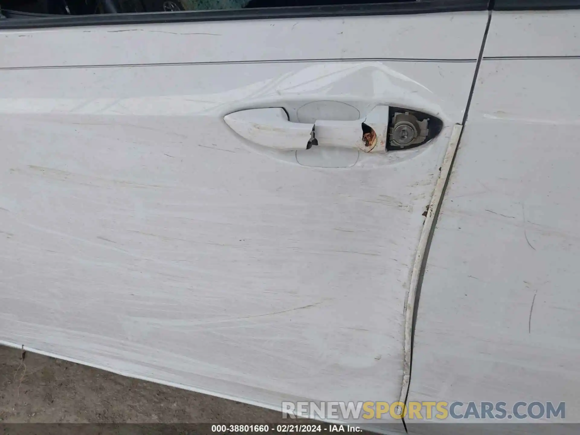 18 Photograph of a damaged car 5YFBURHEXKP910247 TOYOTA COROLLA 2019