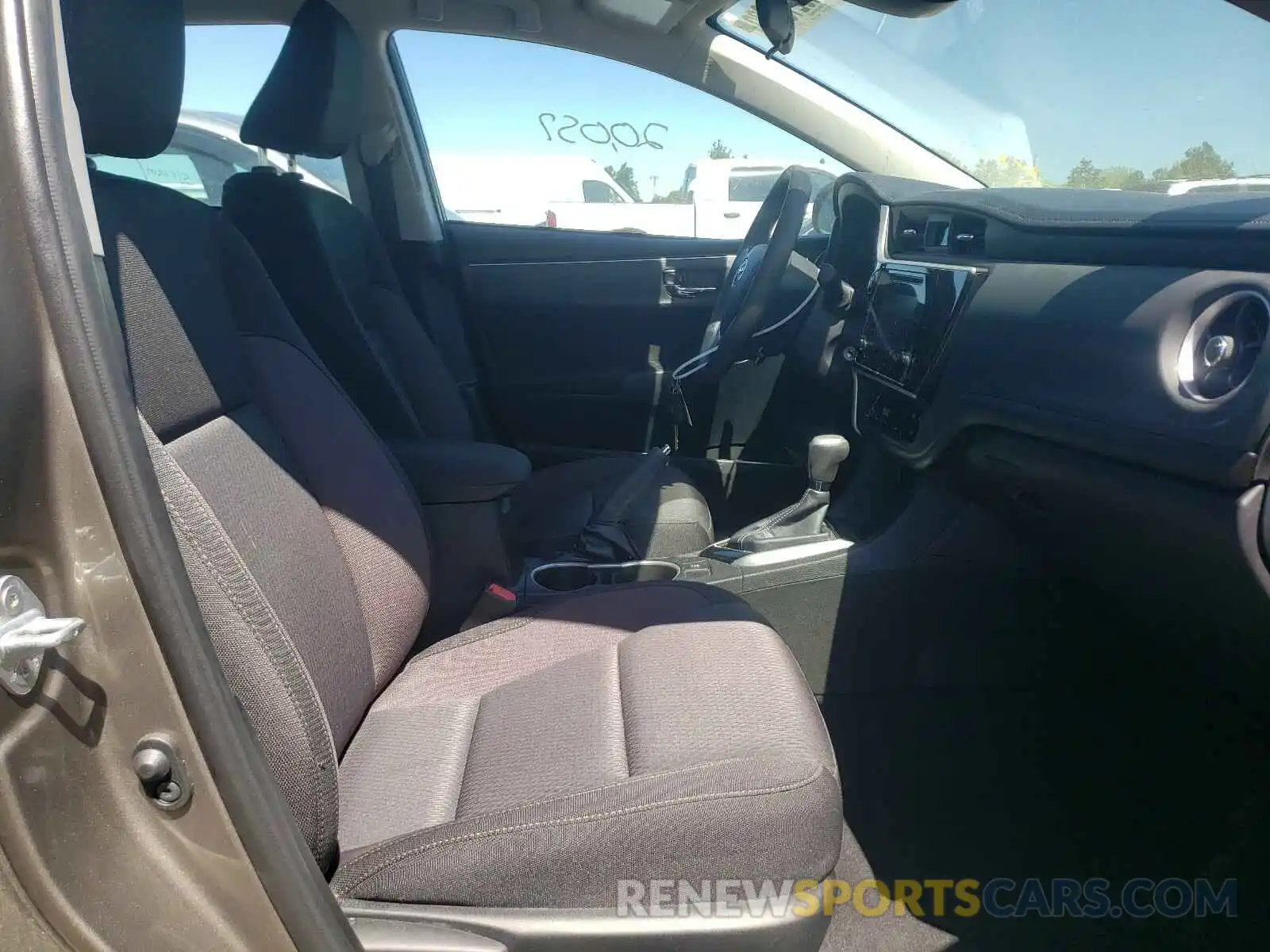 5 Photograph of a damaged car 5YFBURHEXKP912340 TOYOTA COROLLA 2019