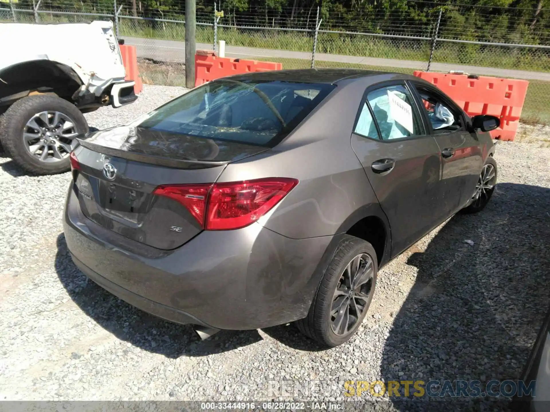 4 Photograph of a damaged car 5YFBURHEXKP915089 TOYOTA COROLLA 2019