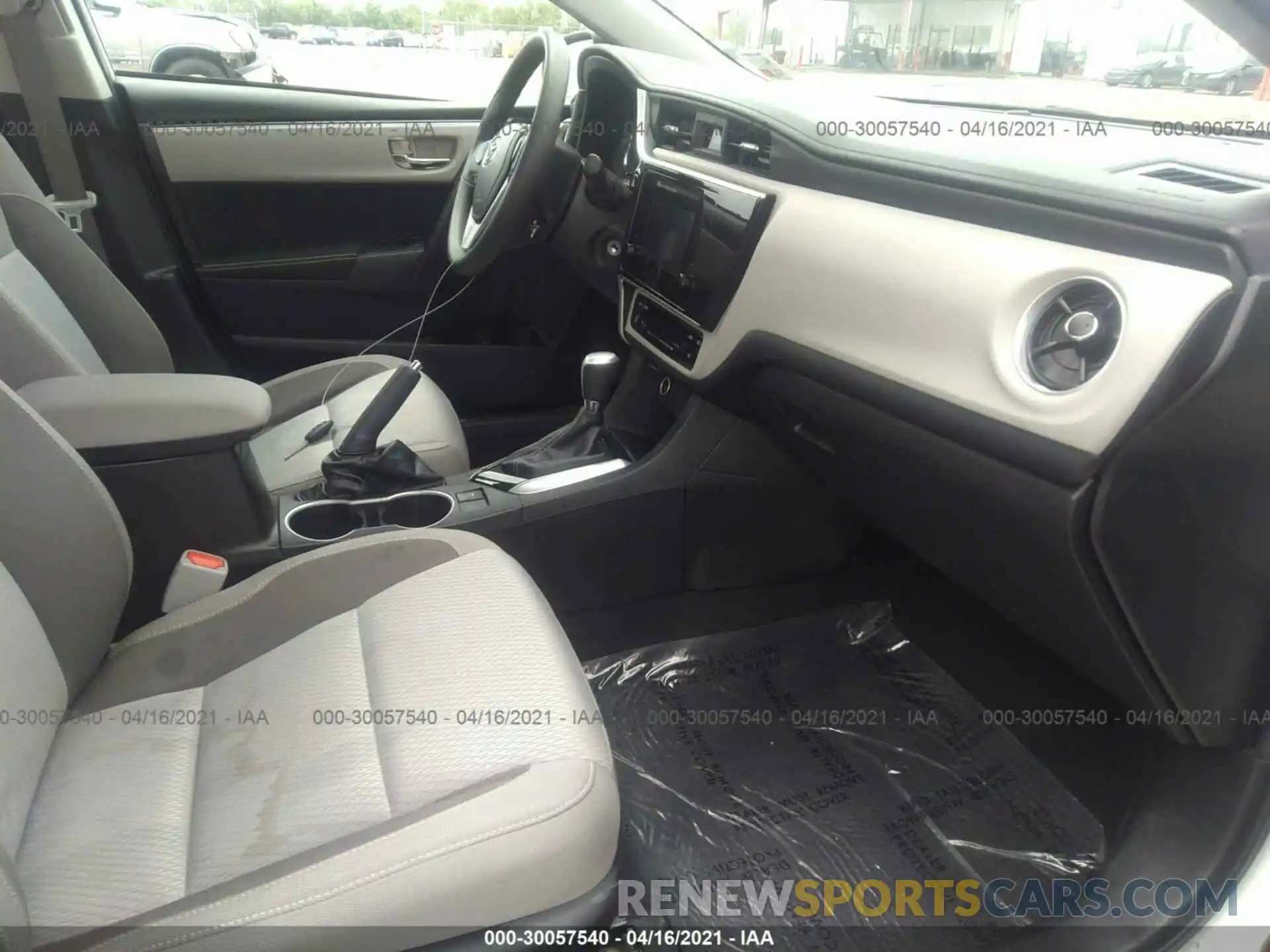 5 Photograph of a damaged car 5YFBURHEXKP936279 TOYOTA COROLLA 2019