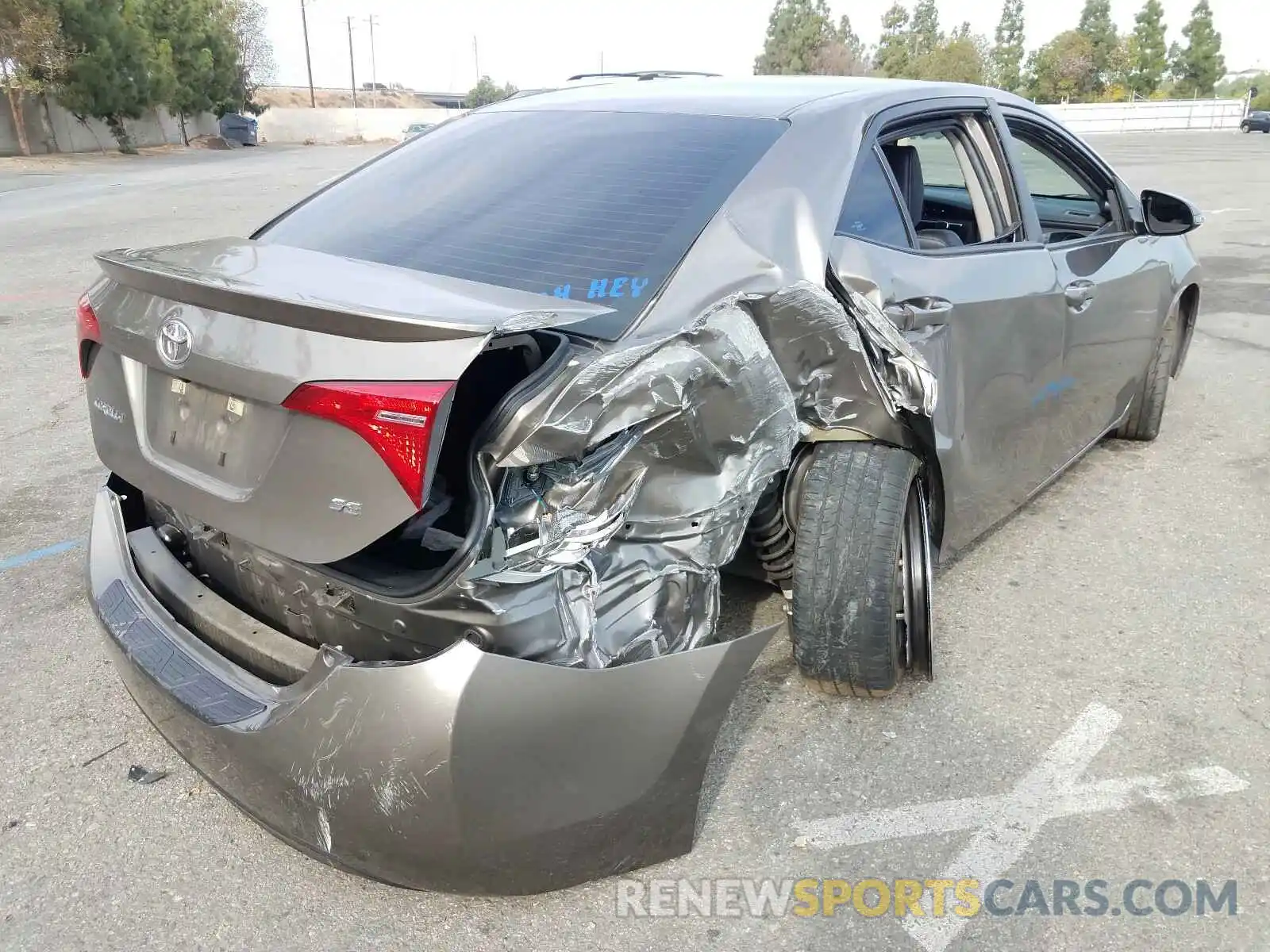 4 Photograph of a damaged car 5YFBURHEXKP938811 TOYOTA COROLLA 2019