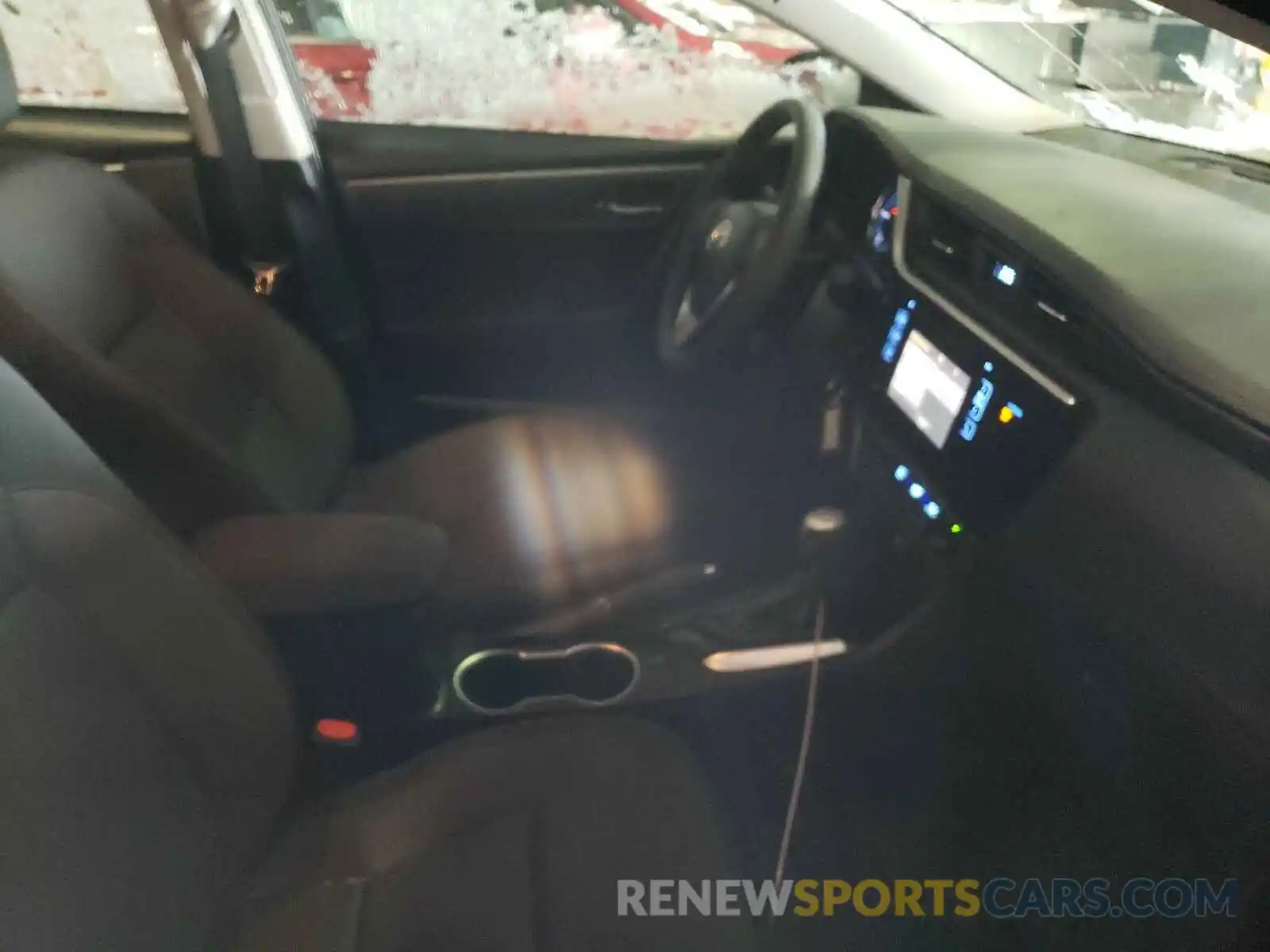 5 Photograph of a damaged car 5YFBURHEXKP940851 TOYOTA COROLLA 2019