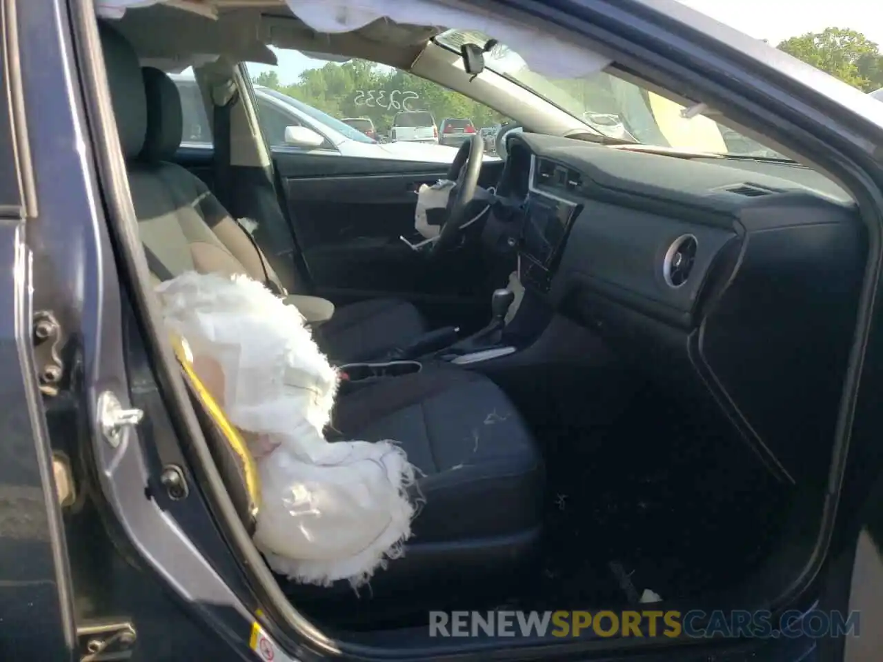 5 Photograph of a damaged car 5YFBURHEXKP943748 TOYOTA COROLLA 2019