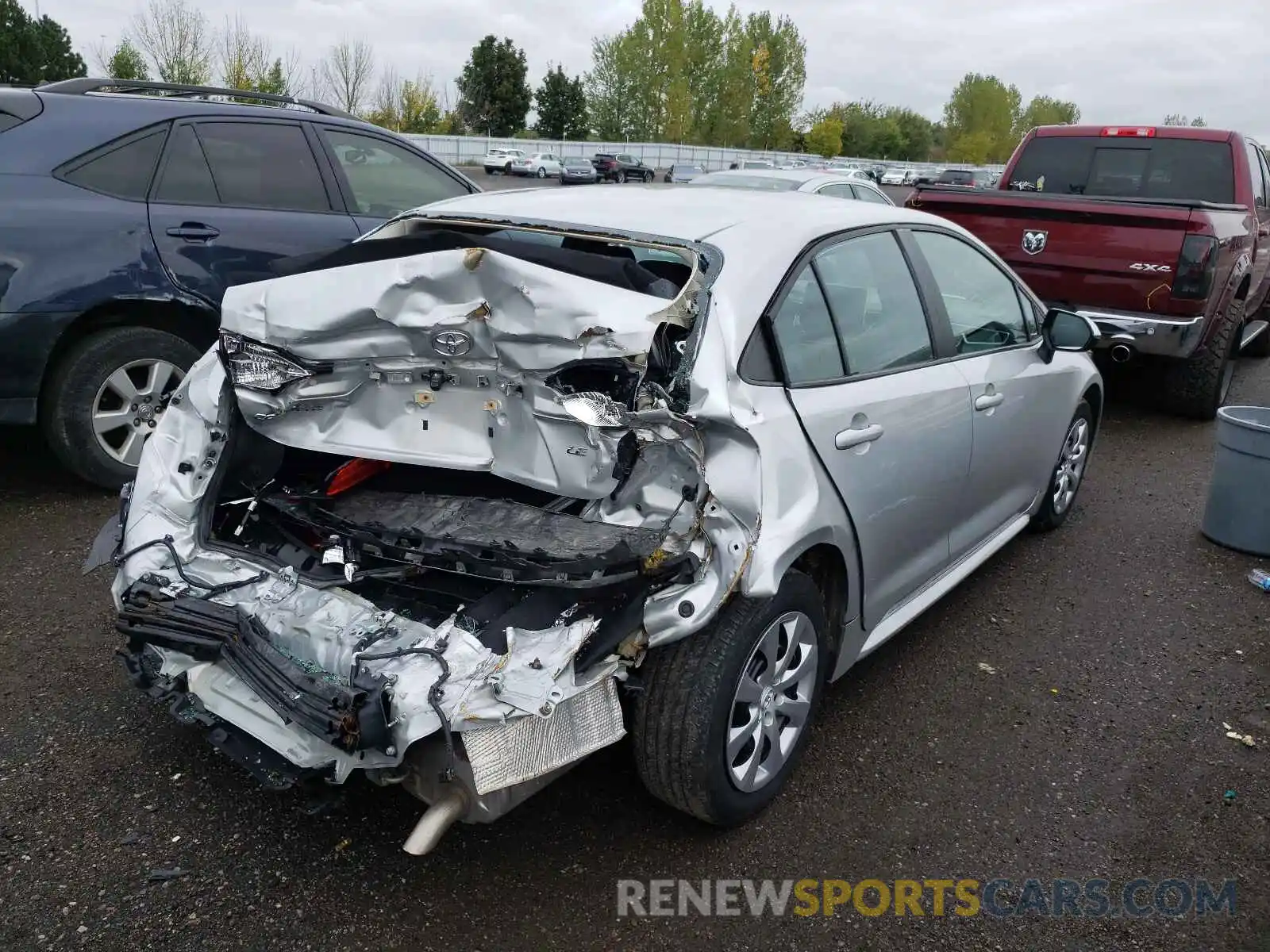 4 Photograph of a damaged car 5YFBPRBE1LP021211 TOYOTA COROLLA 2020