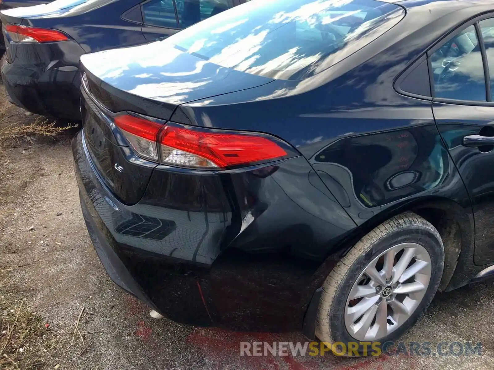 4 Photograph of a damaged car 5YFBPRBE5LP027237 TOYOTA COROLLA 2020