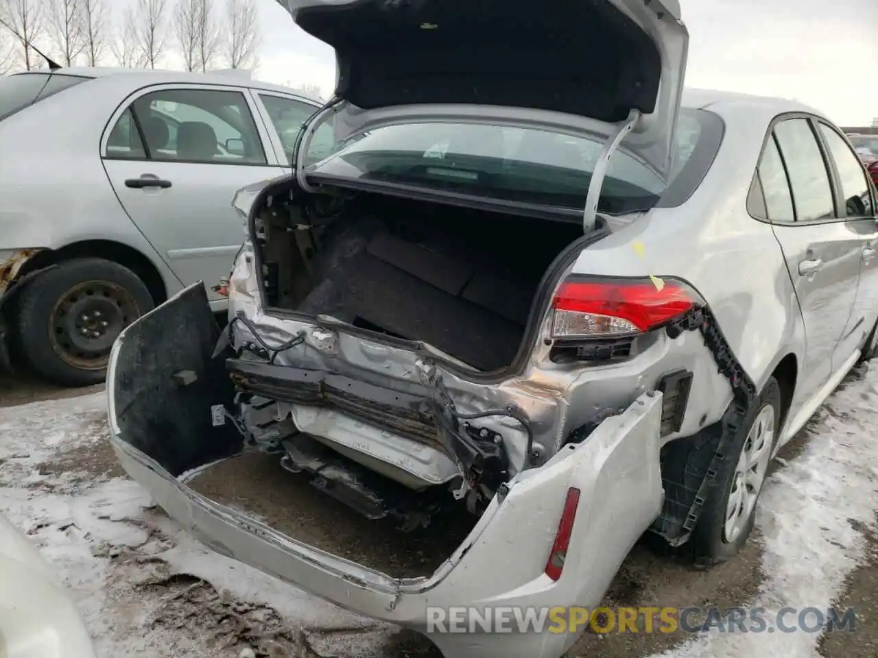 9 Photograph of a damaged car 5YFBPRBE5LP068032 TOYOTA COROLLA 2020