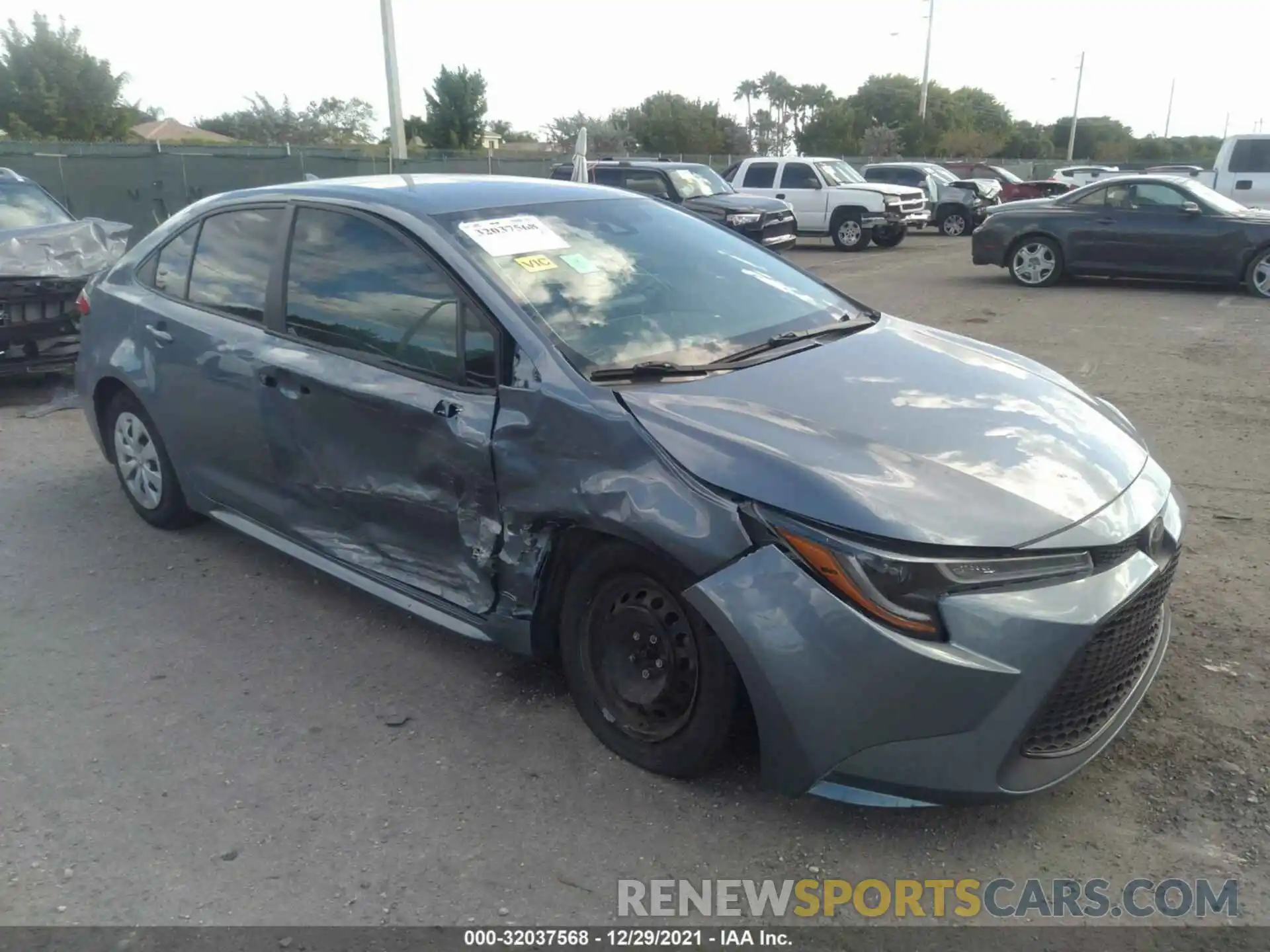 1 Photograph of a damaged car 5YFDPRAE1LP054204 TOYOTA COROLLA 2020