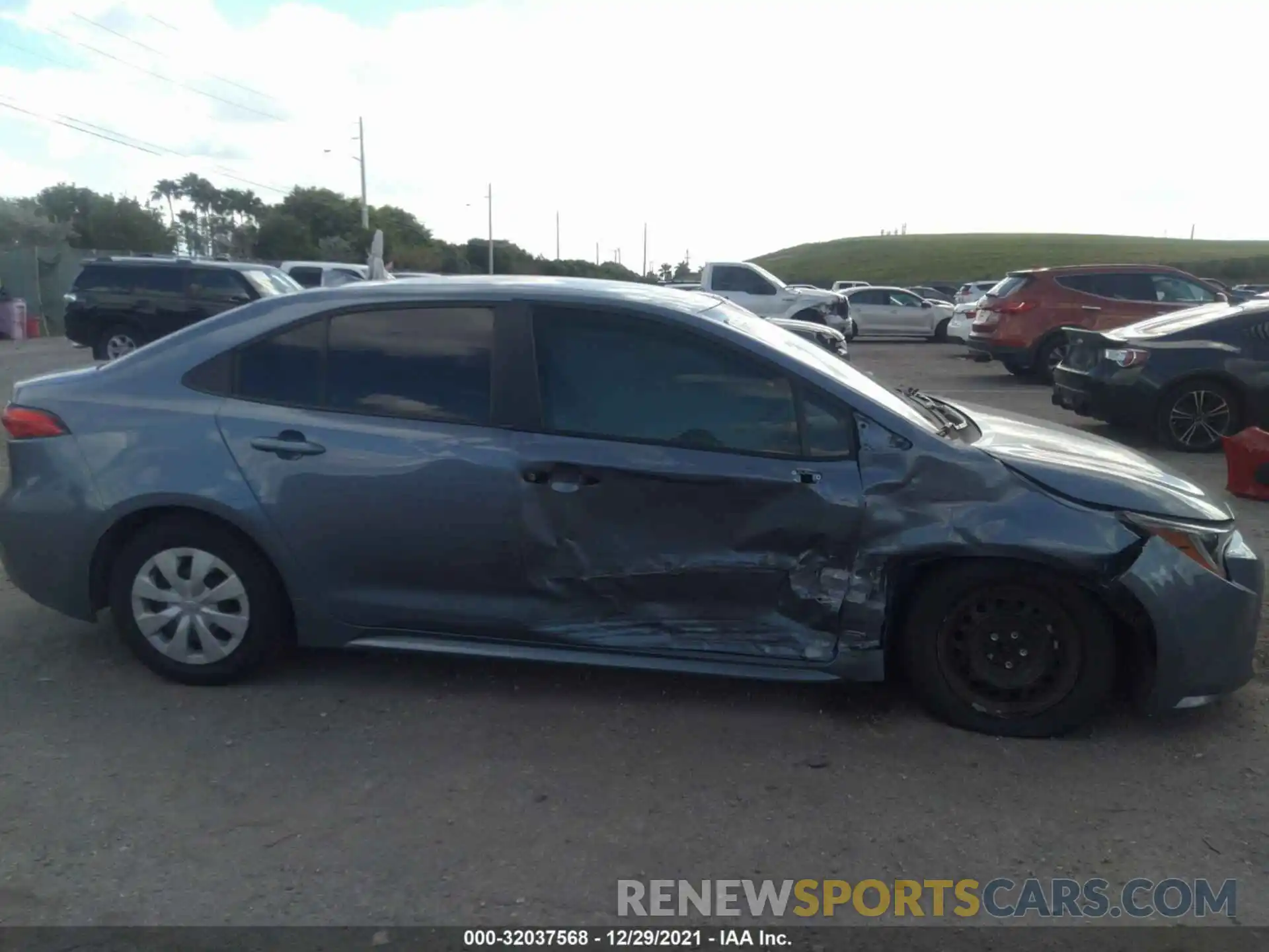 6 Photograph of a damaged car 5YFDPRAE1LP054204 TOYOTA COROLLA 2020