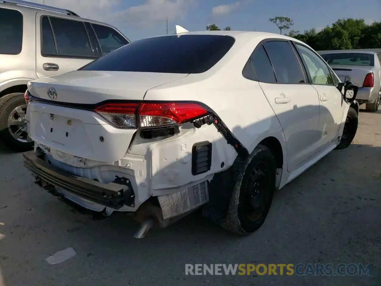 4 Photograph of a damaged car 5YFDPRAE4LP051703 TOYOTA COROLLA 2020