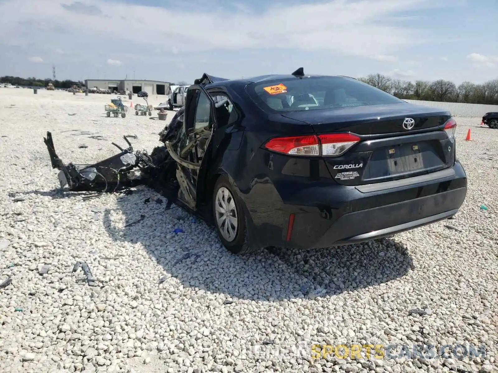 3 Фотография поврежденного автомобиля 5YFDPRAE4LP054682 TOYOTA COROLLA 2020