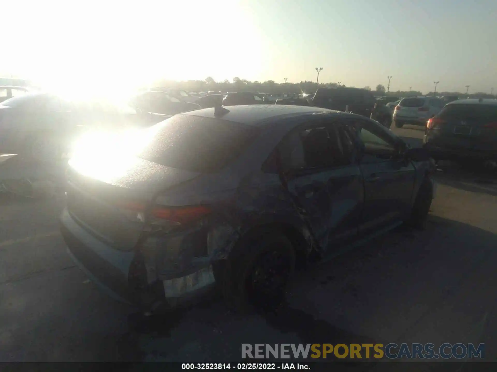 4 Photograph of a damaged car 5YFDPRAE5LP074293 TOYOTA COROLLA 2020