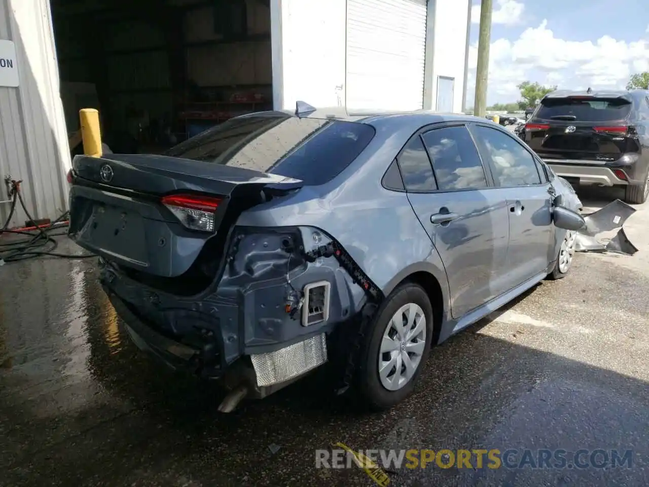 4 Photograph of a damaged car 5YFDPRAE6LP014118 TOYOTA COROLLA 2020