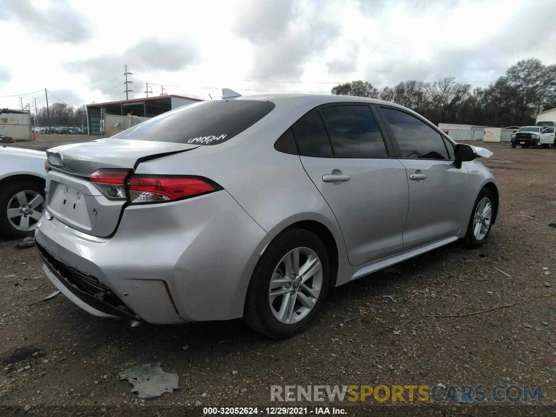 4 Photograph of a damaged car 5YFDPRAE7LP034653 TOYOTA COROLLA 2020