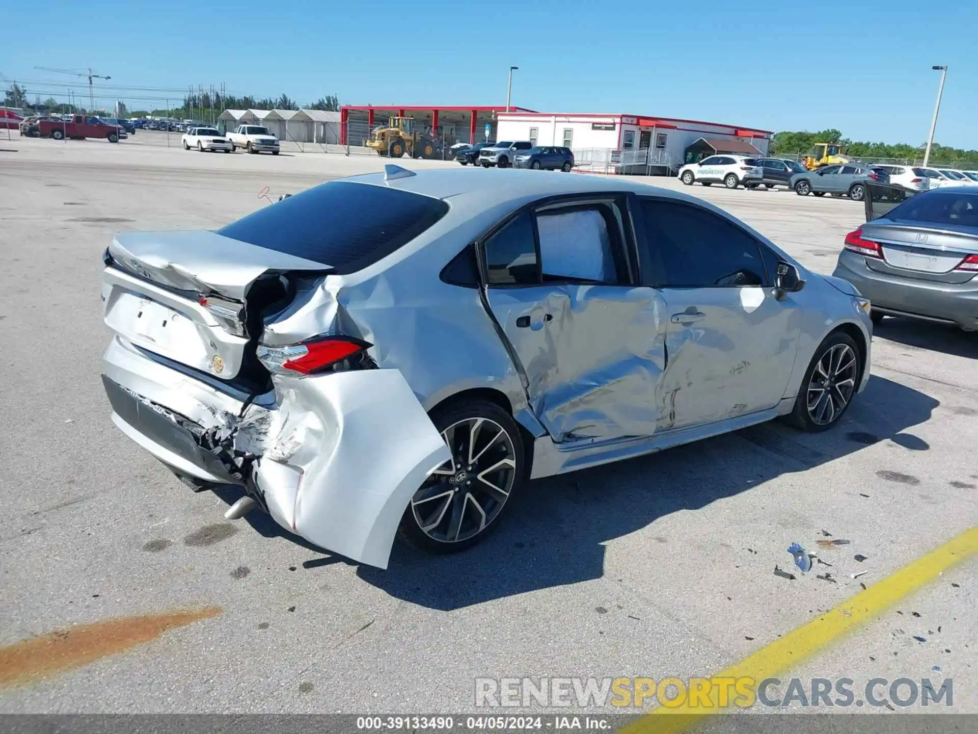 4 Photograph of a damaged car 5YFDPRAE8LP070805 TOYOTA COROLLA 2020