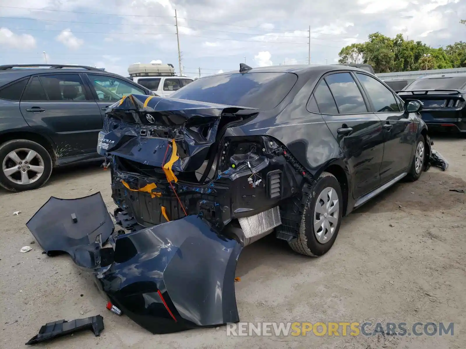 4 Photograph of a damaged car 5YFDPRAE8LP102975 TOYOTA COROLLA 2020