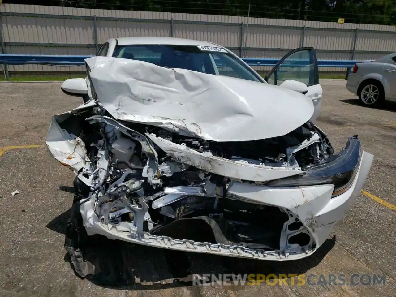 9 Photograph of a damaged car 5YFDPRAE8LP121462 TOYOTA COROLLA 2020