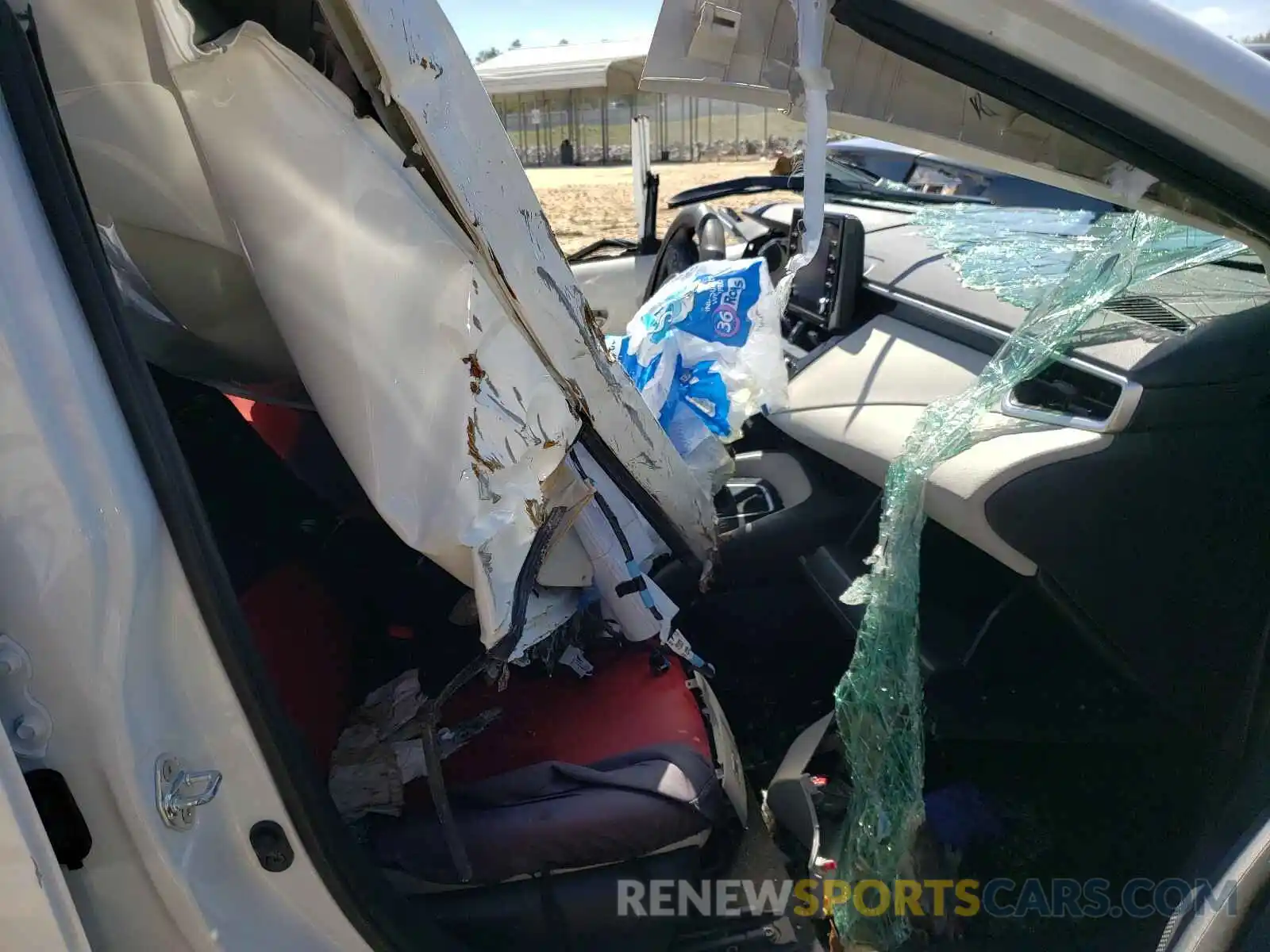 5 Photograph of a damaged car 5YFDPRAE9LP048117 TOYOTA COROLLA 2020