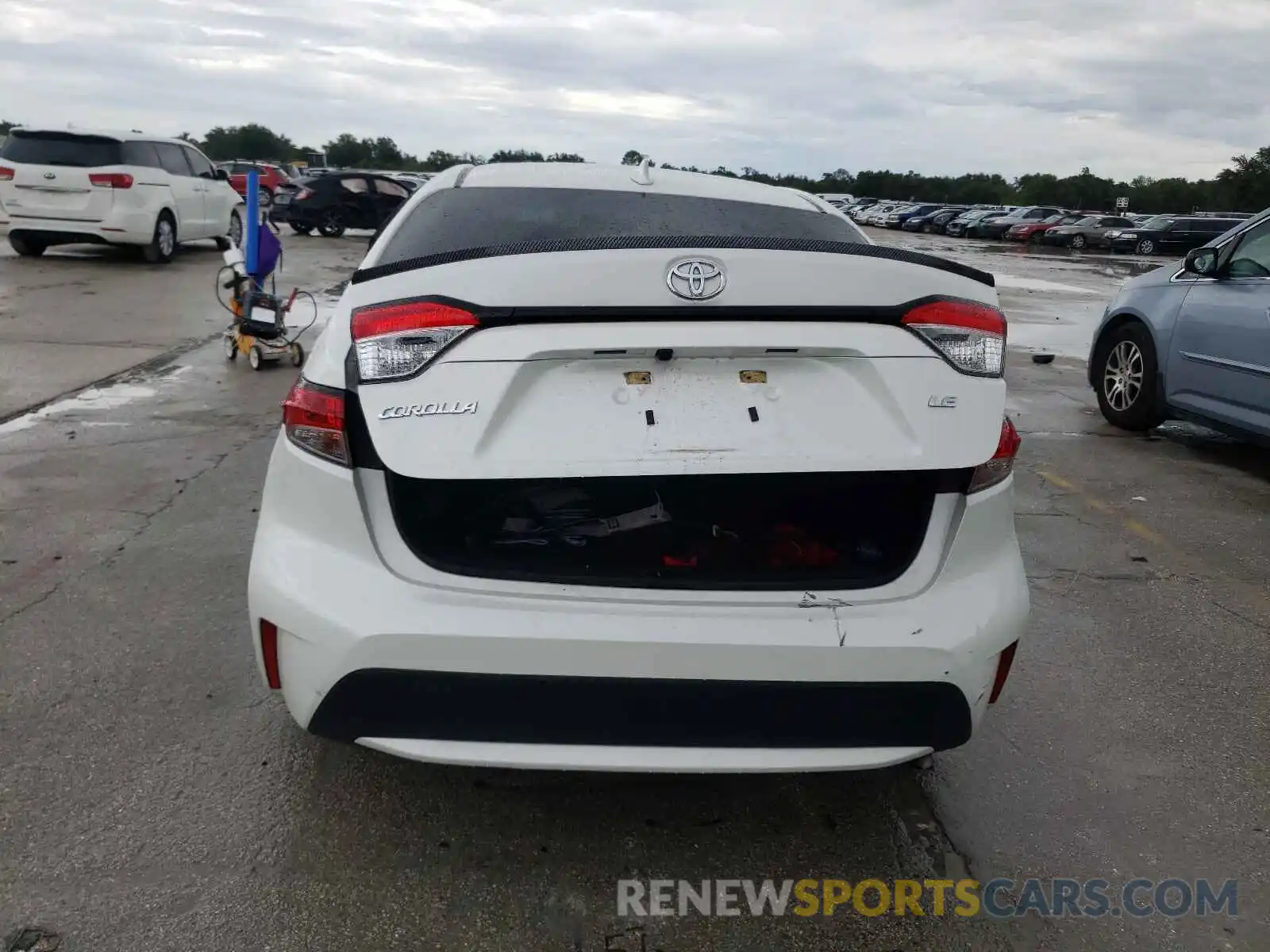 9 Photograph of a damaged car 5YFEPRAE1LP071637 TOYOTA COROLLA 2020