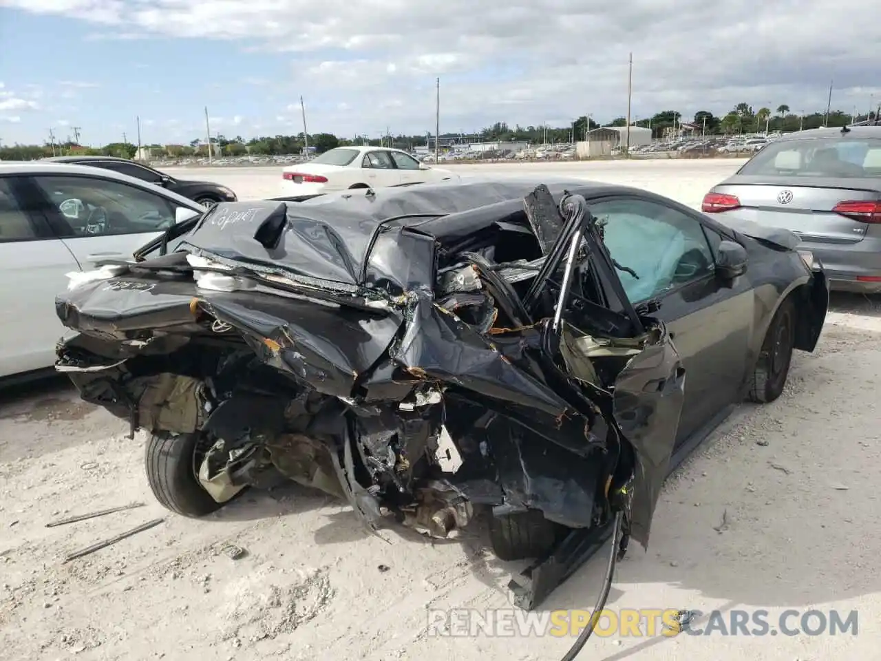 4 Photograph of a damaged car 5YFEPRAE2LP083540 TOYOTA COROLLA 2020