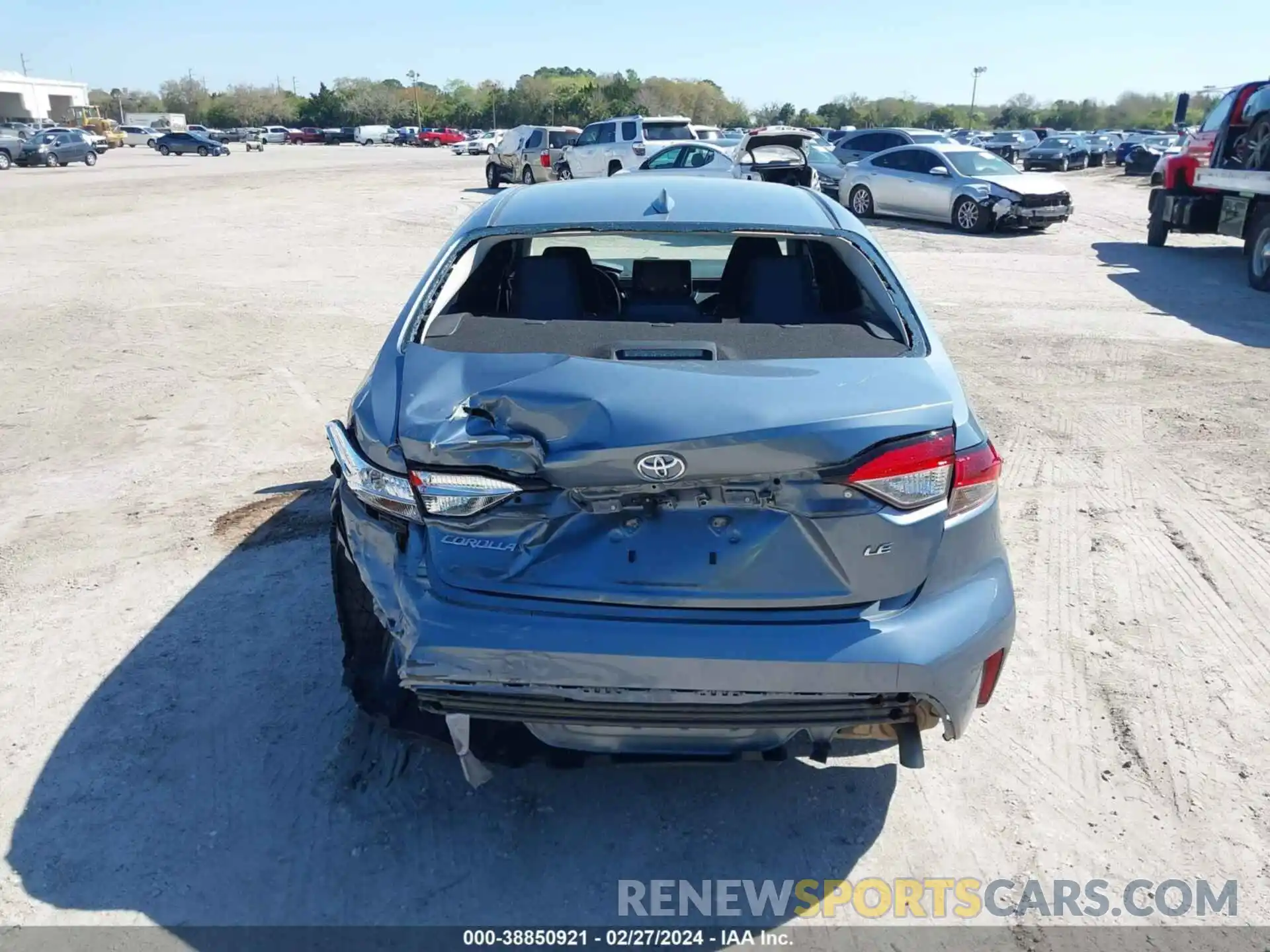 17 Photograph of a damaged car 5YFEPRAE4LP035070 TOYOTA COROLLA 2020