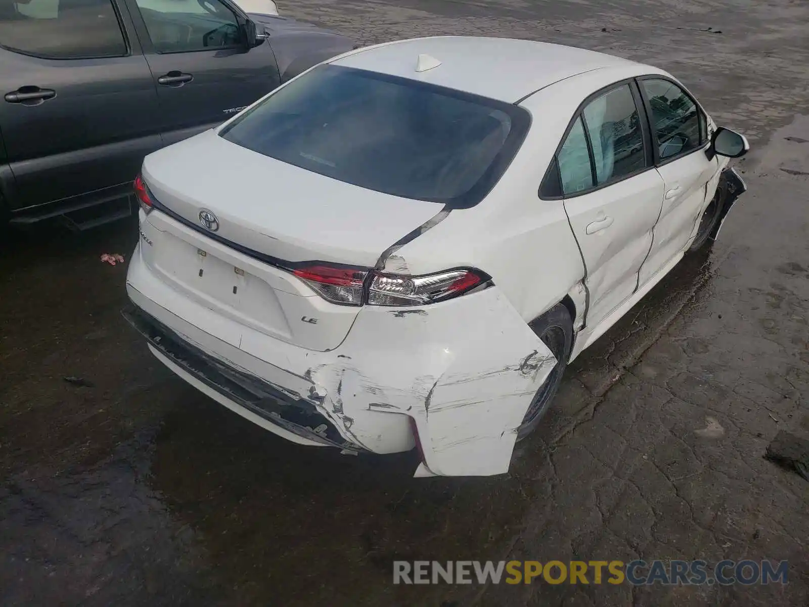 4 Photograph of a damaged car 5YFEPRAE4LP067680 TOYOTA COROLLA 2020