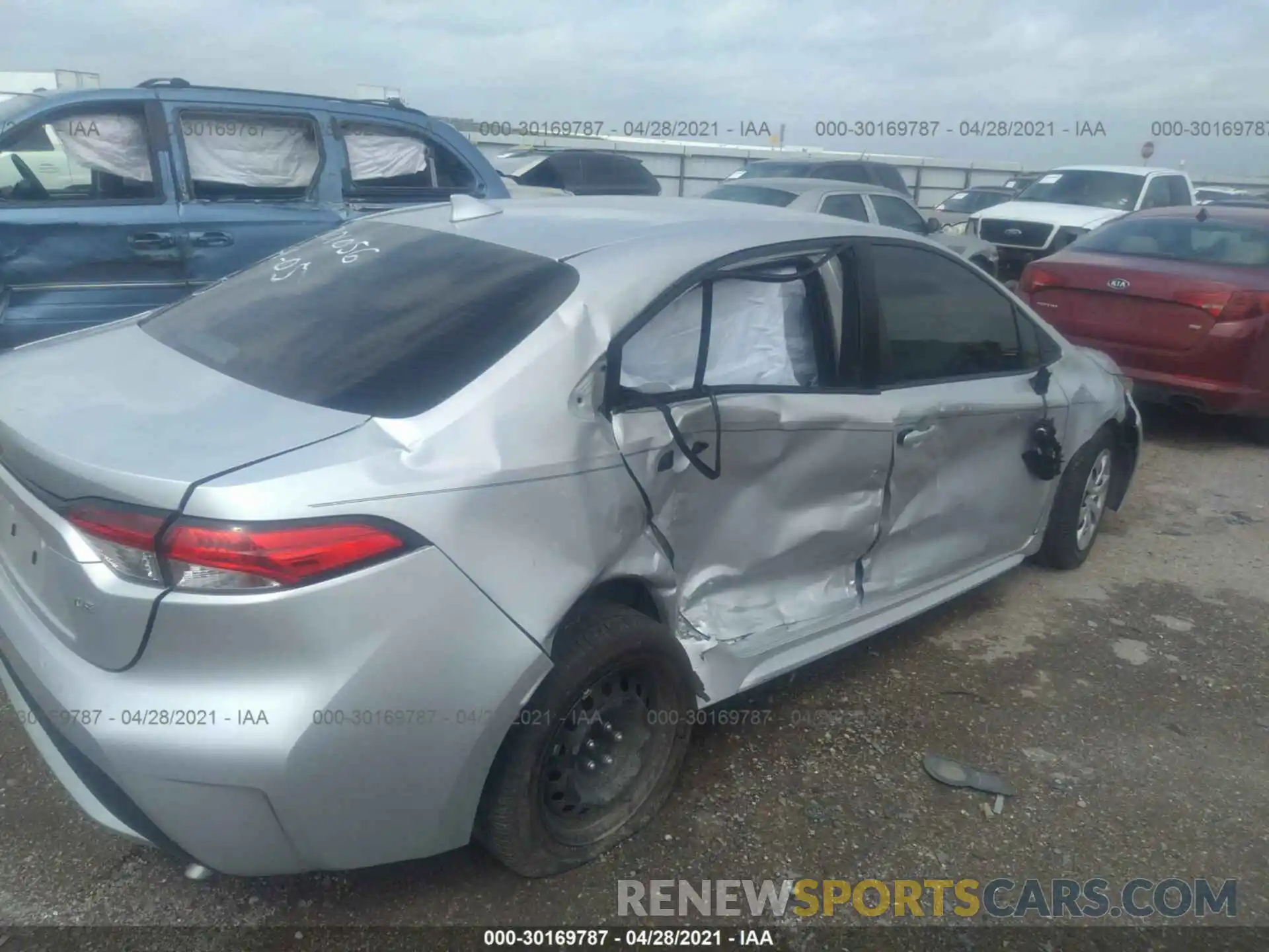 4 Photograph of a damaged car 5YFEPRAE4LP122905 TOYOTA COROLLA 2020