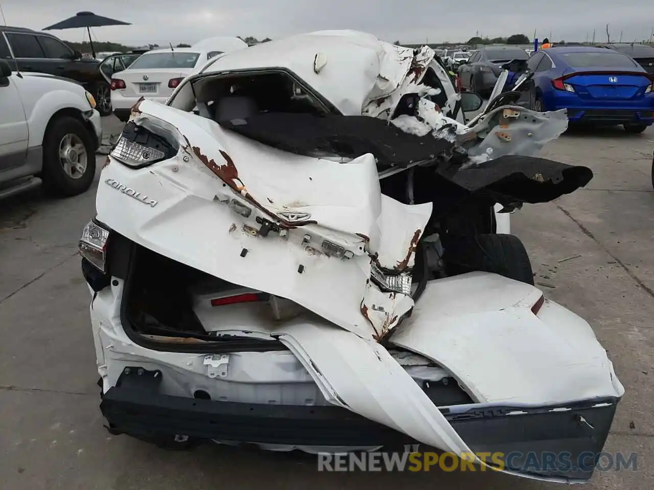 6 Photograph of a damaged car 5YFEPRAE5LP024305 TOYOTA COROLLA 2020