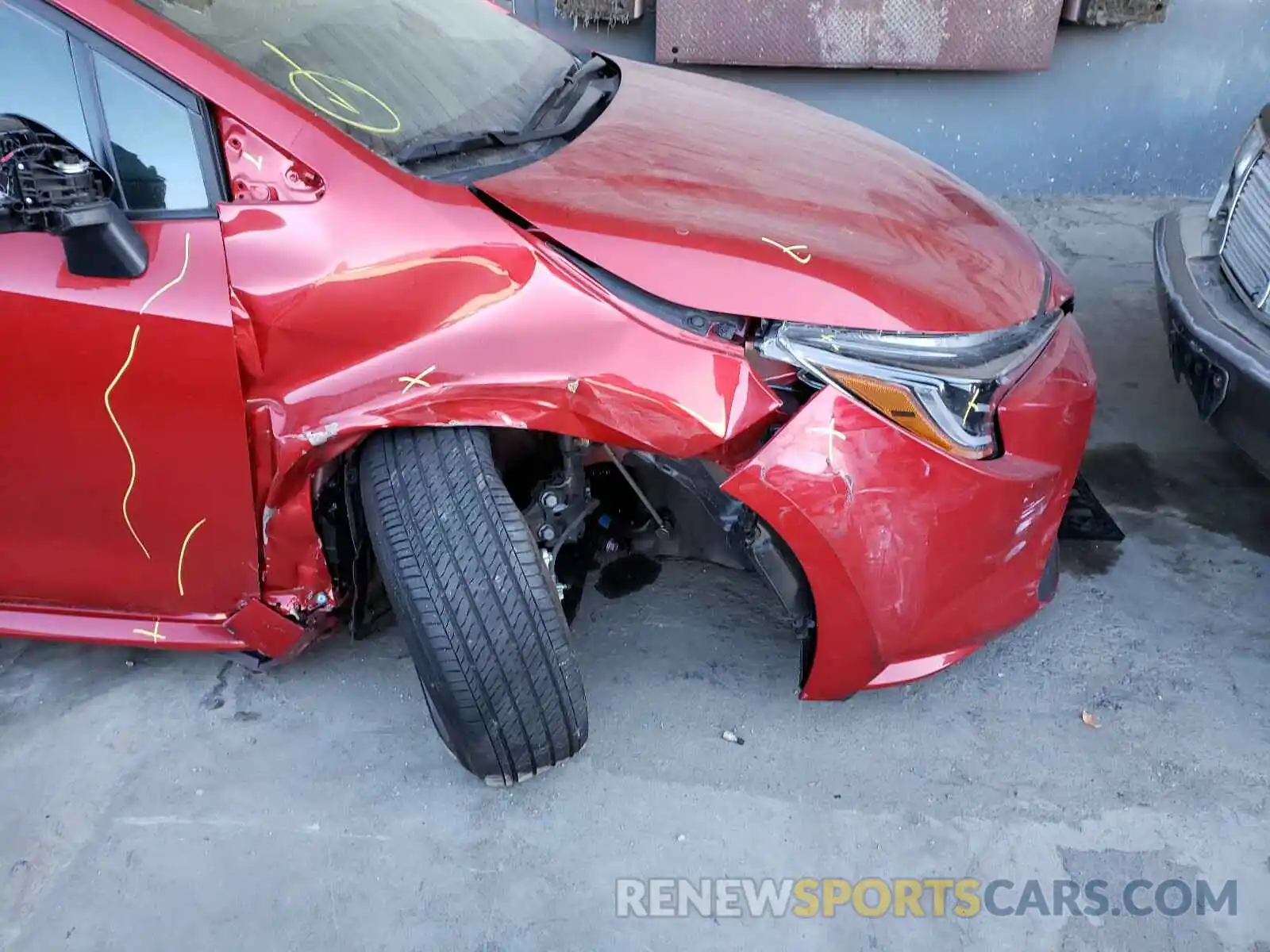 9 Photograph of a damaged car 5YFEPRAE5LP101058 TOYOTA COROLLA 2020