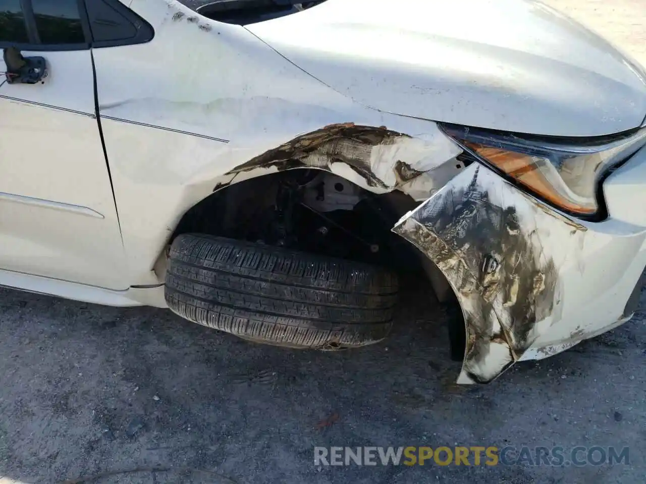 9 Photograph of a damaged car 5YFEPRAE6LP001826 TOYOTA COROLLA 2020