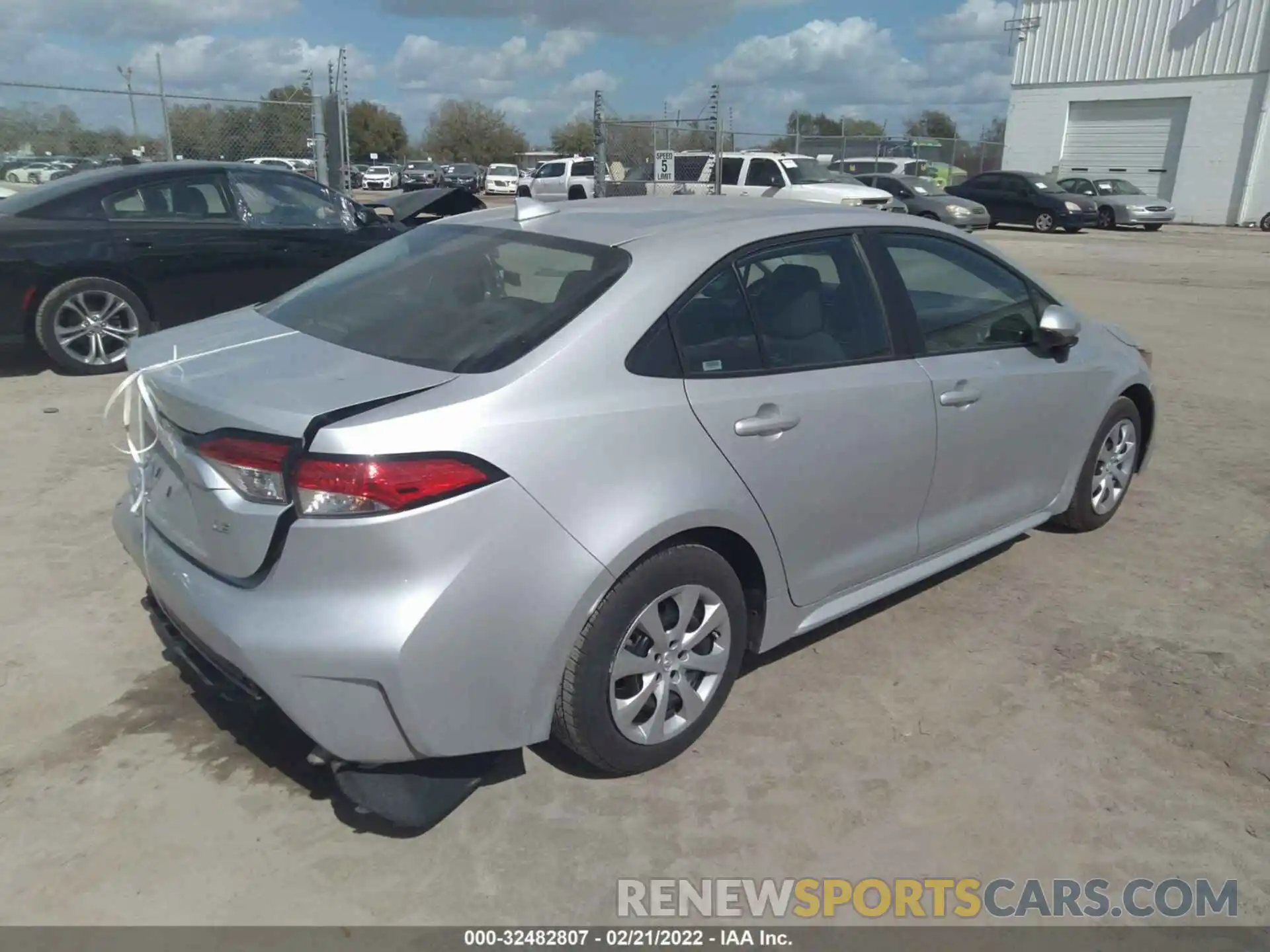 4 Photograph of a damaged car 5YFEPRAE6LP025298 TOYOTA COROLLA 2020