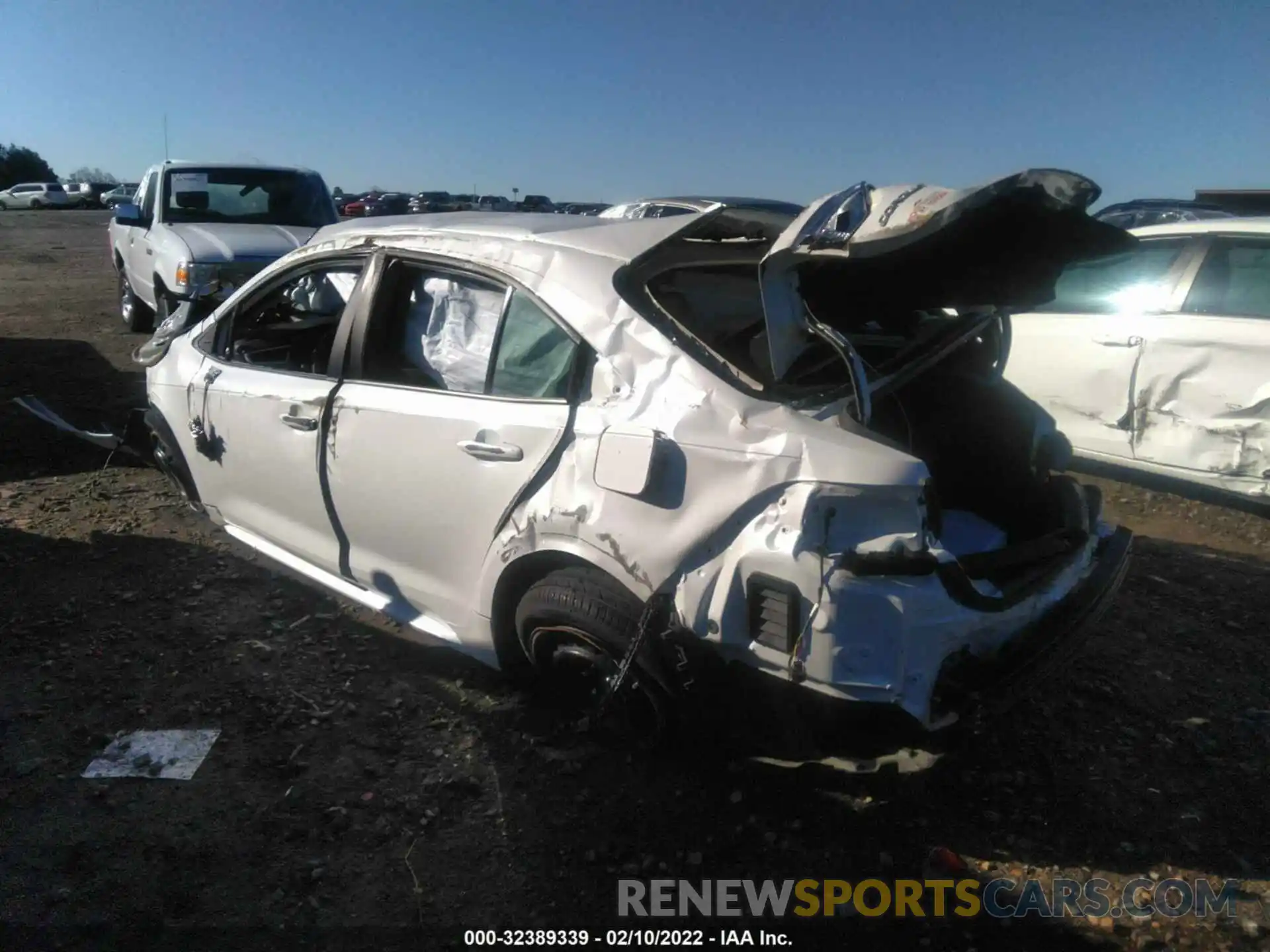 3 Photograph of a damaged car 5YFEPRAE6LP031635 TOYOTA COROLLA 2020