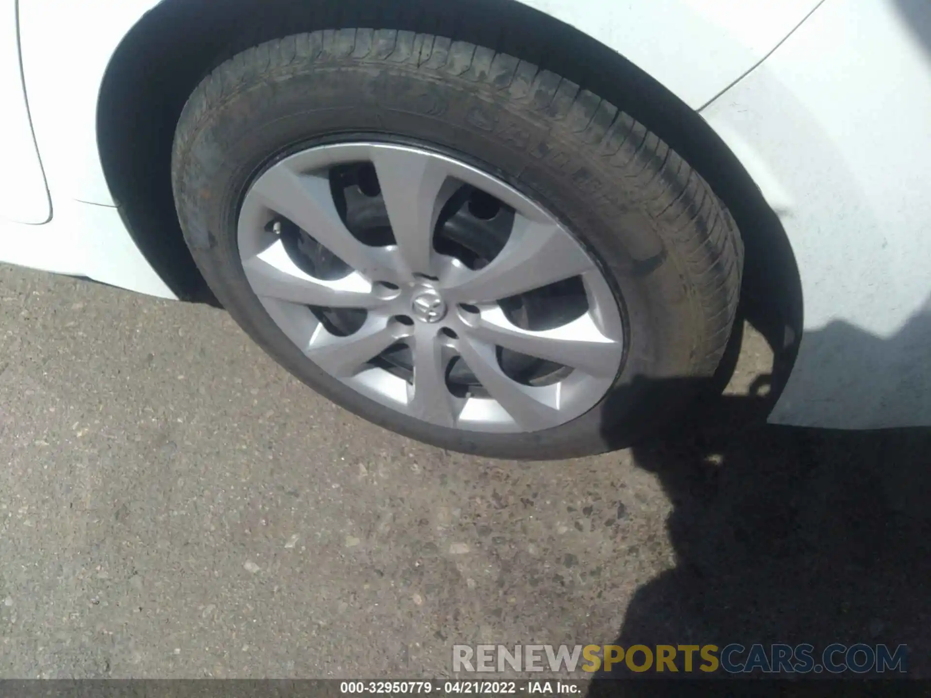 13 Photograph of a damaged car 5YFEPRAE6LP032591 TOYOTA COROLLA 2020