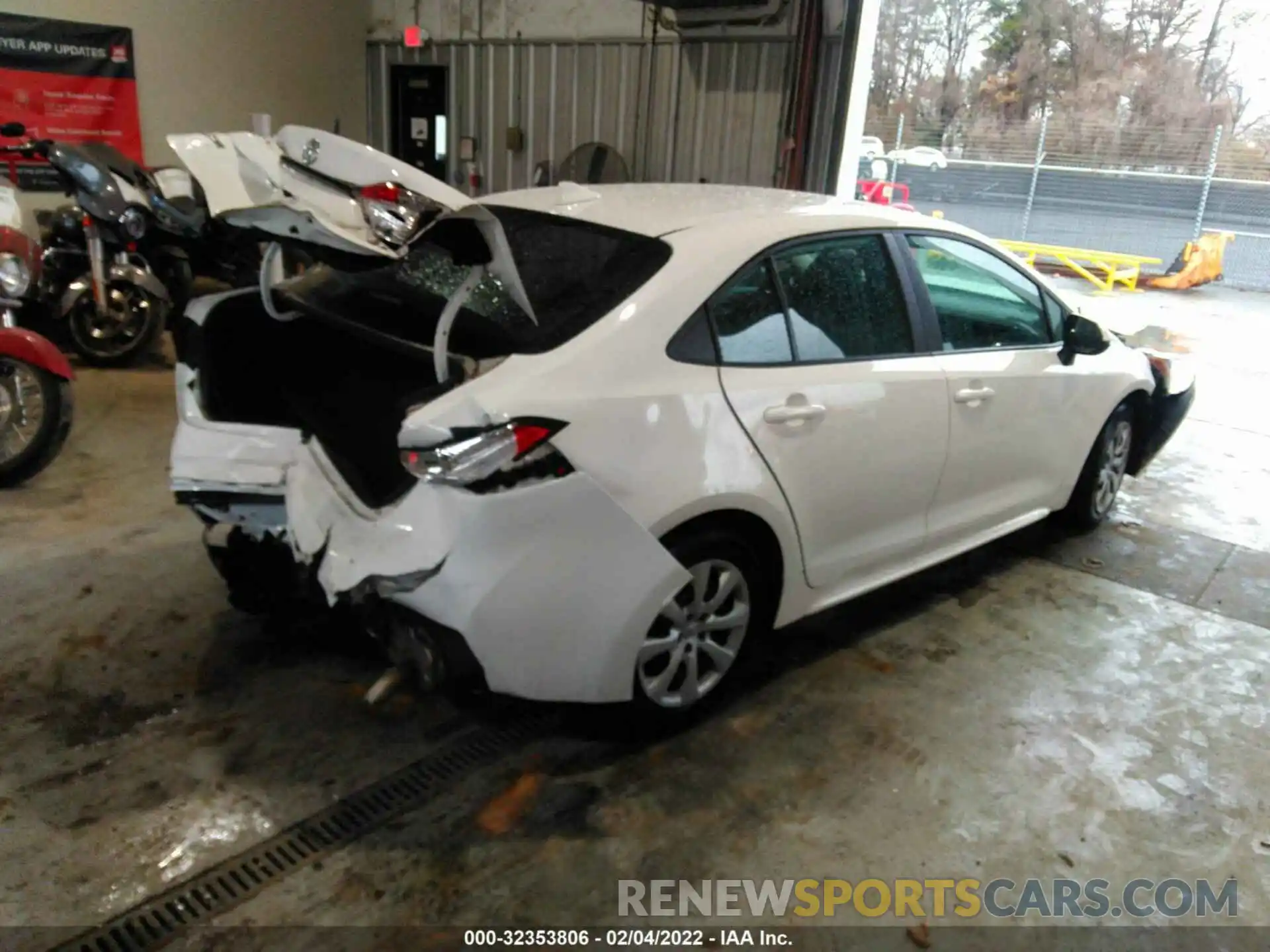 4 Photograph of a damaged car 5YFEPRAE6LP047074 TOYOTA COROLLA 2020