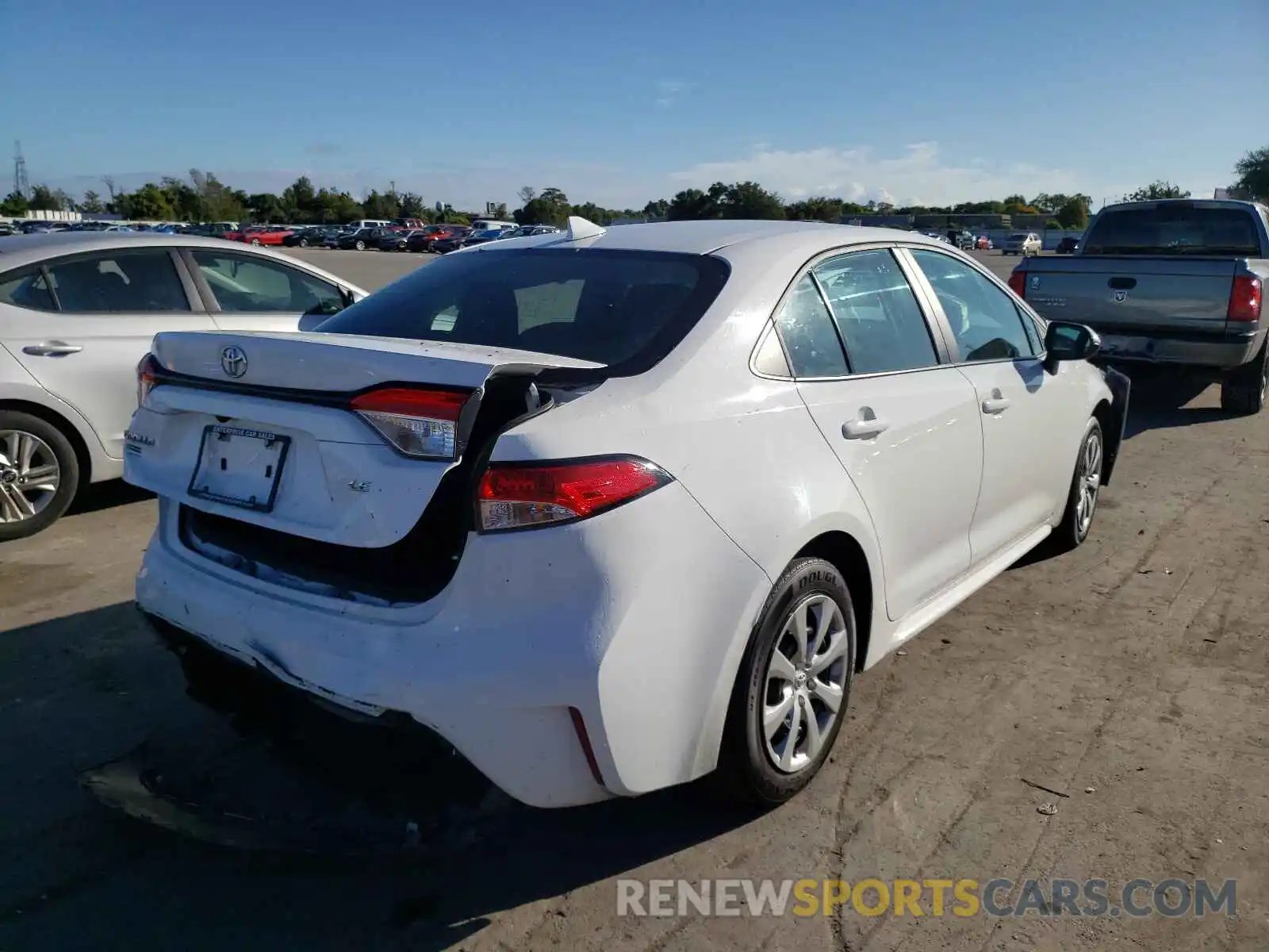 4 Photograph of a damaged car 5YFEPRAE6LP075005 TOYOTA COROLLA 2020