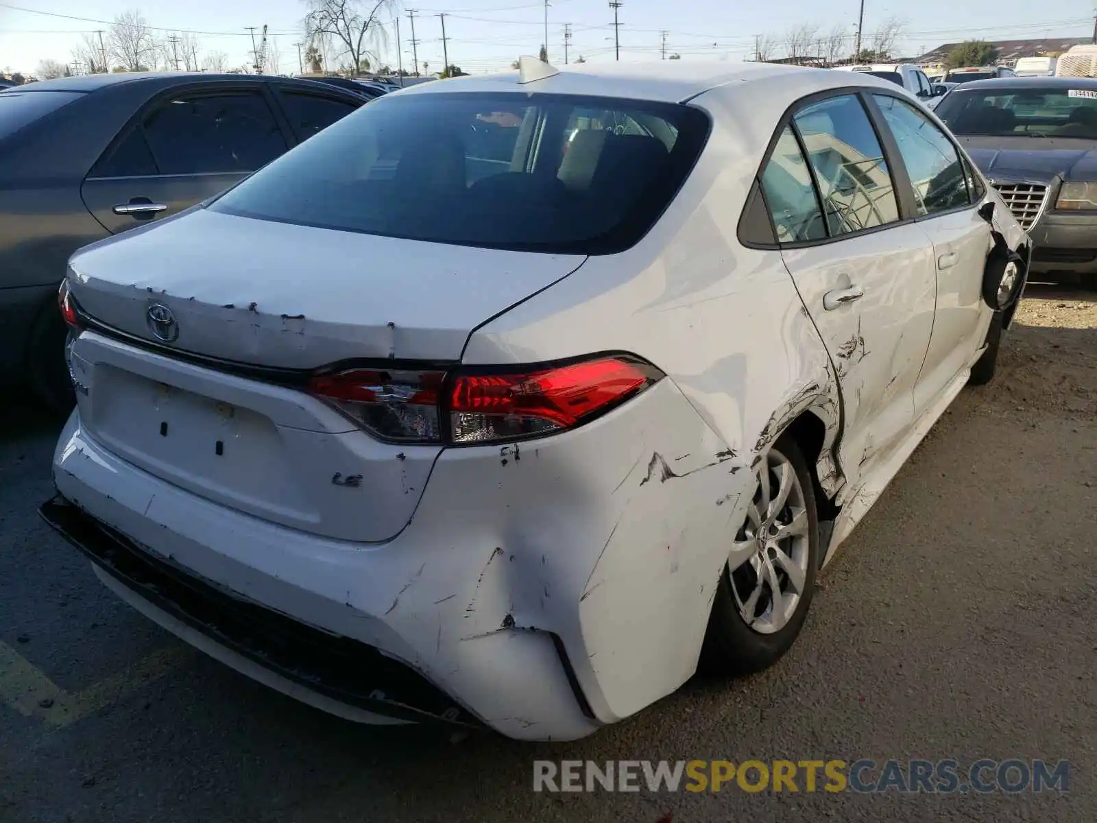 4 Photograph of a damaged car 5YFEPRAE6LP117236 TOYOTA COROLLA 2020