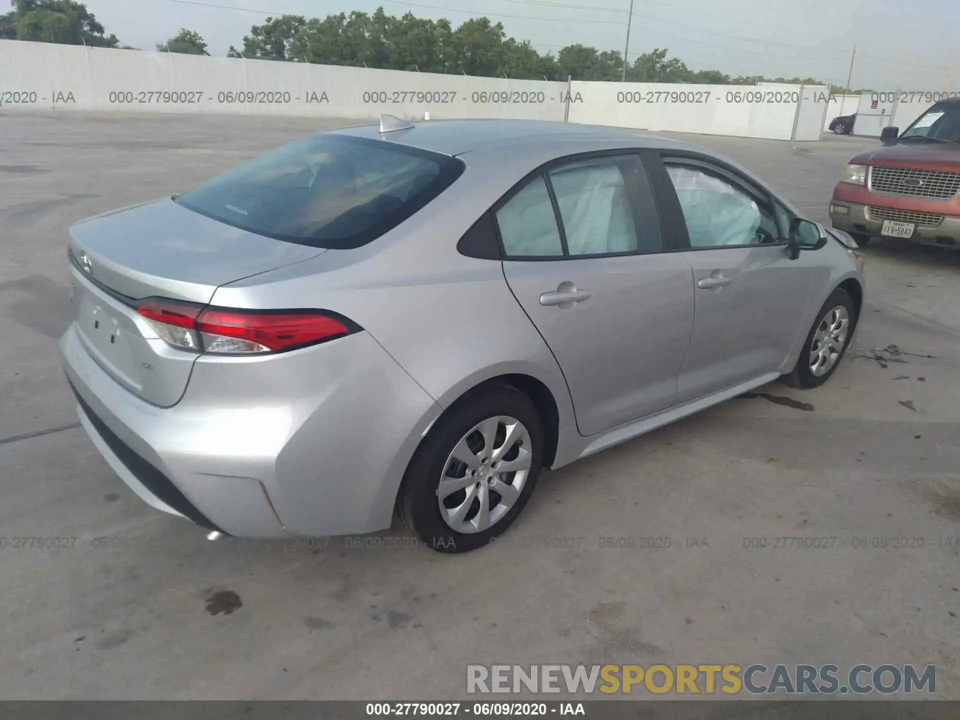 4 Photograph of a damaged car 5YFEPRAE6LP126356 TOYOTA COROLLA 2020