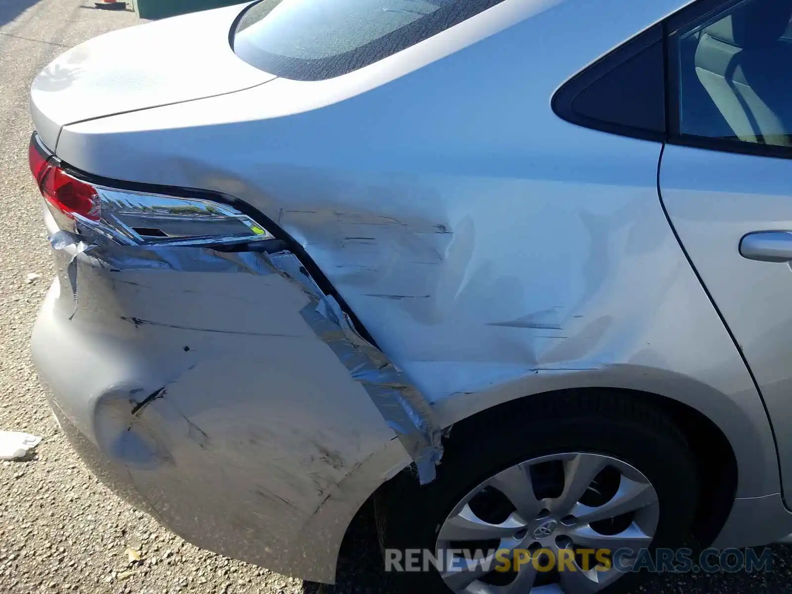 9 Photograph of a damaged car 5YFEPRAE7LP122185 TOYOTA COROLLA 2020