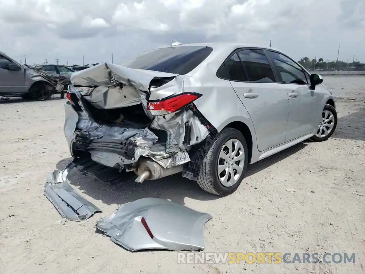 4 Photograph of a damaged car 5YFEPRAE7LP126222 TOYOTA COROLLA 2020