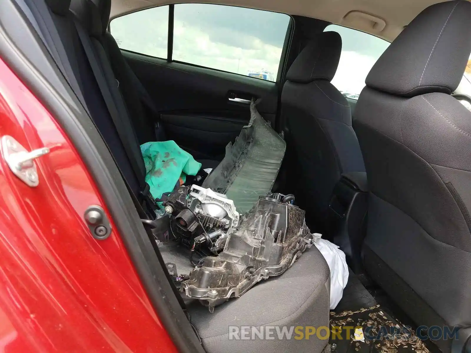 6 Photograph of a damaged car 5YFEPRAE8LP073482 TOYOTA COROLLA 2020