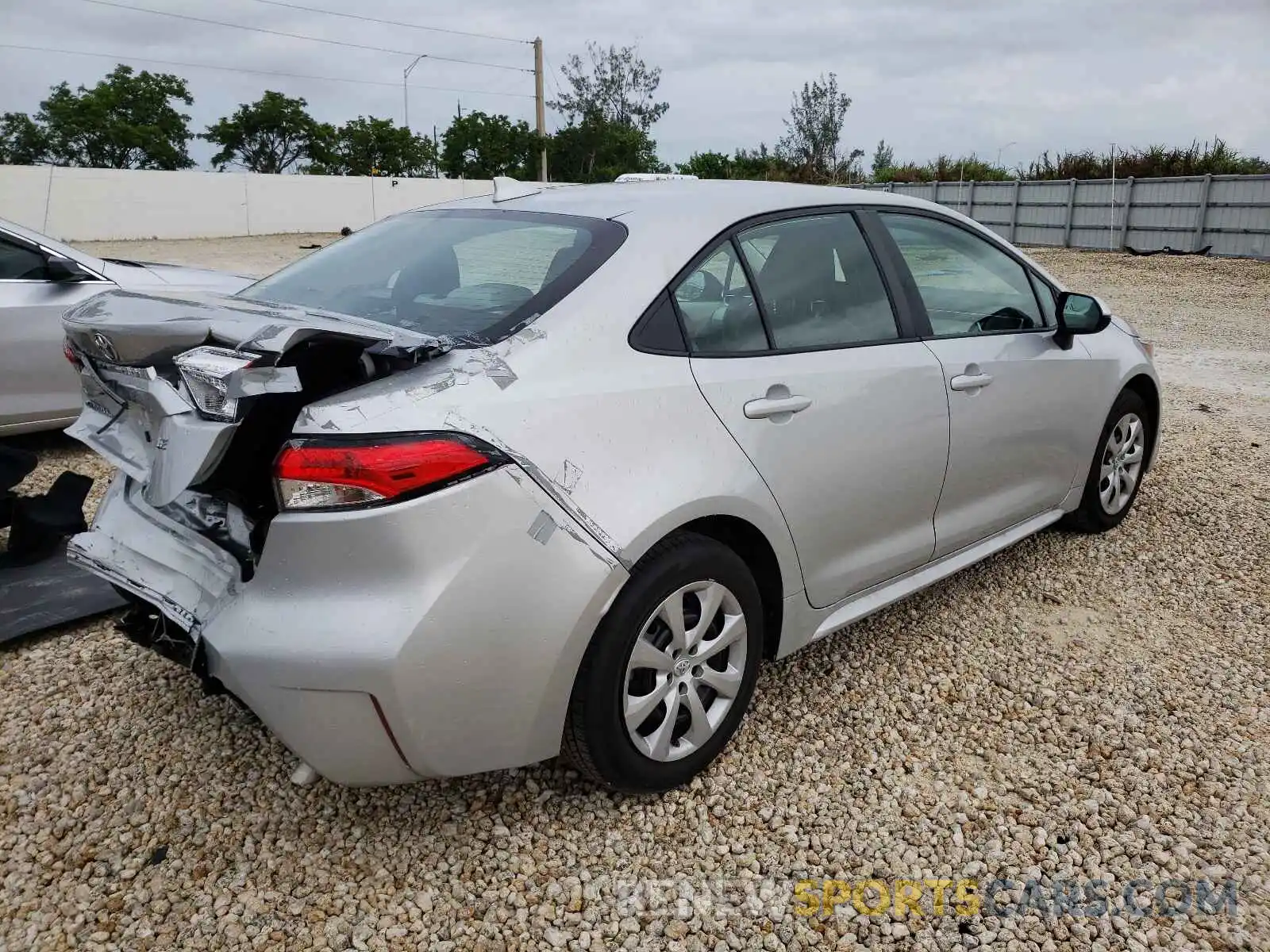 4 Photograph of a damaged car 5YFEPRAE8LP134572 TOYOTA COROLLA 2020