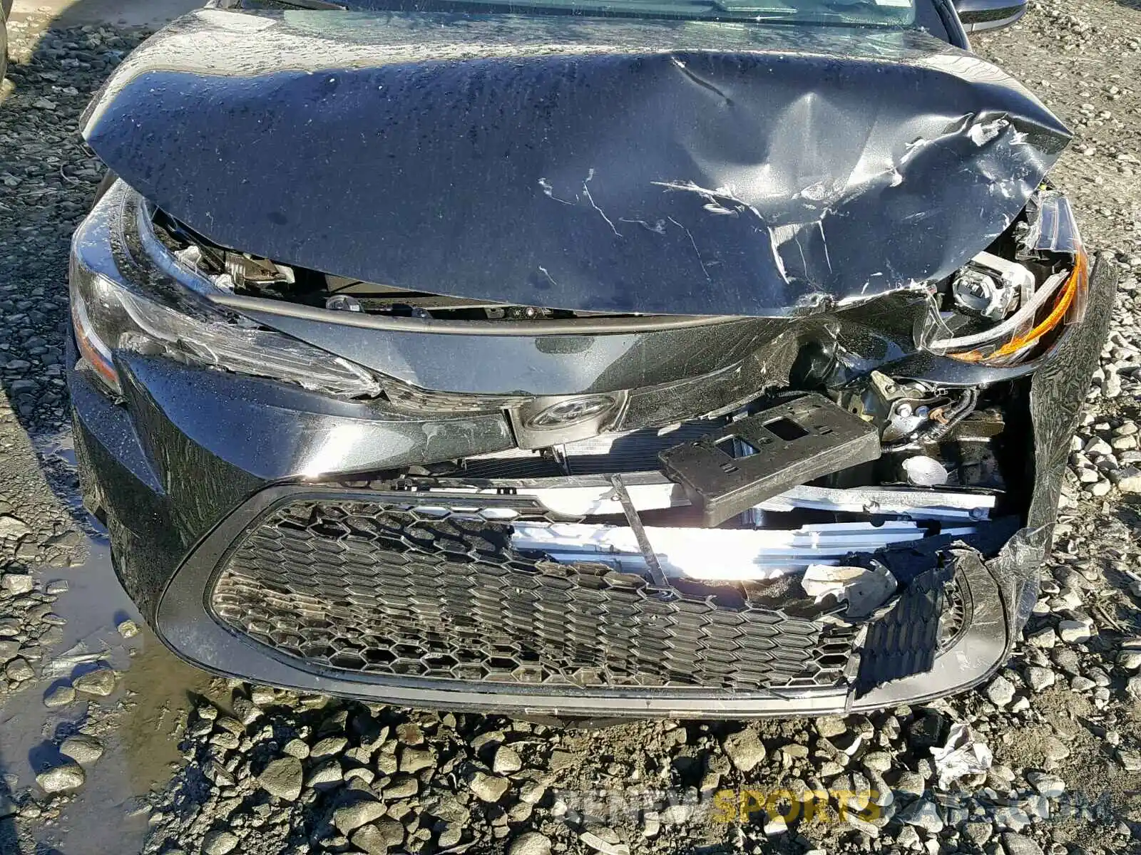 9 Photograph of a damaged car 5YFEPRAE9LP036022 TOYOTA COROLLA 2020