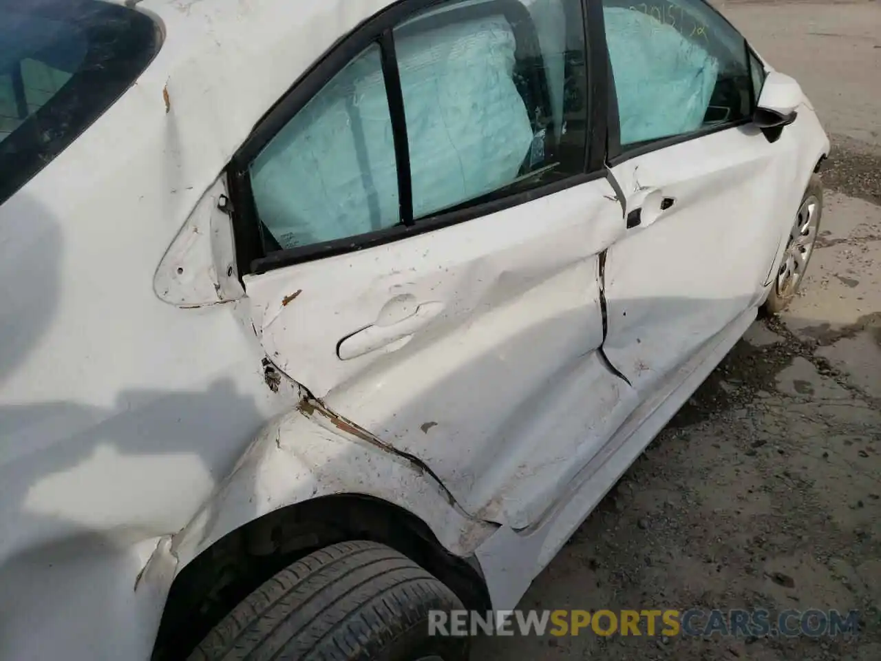 9 Photograph of a damaged car 5YFEPRAE9LP040653 TOYOTA COROLLA 2020